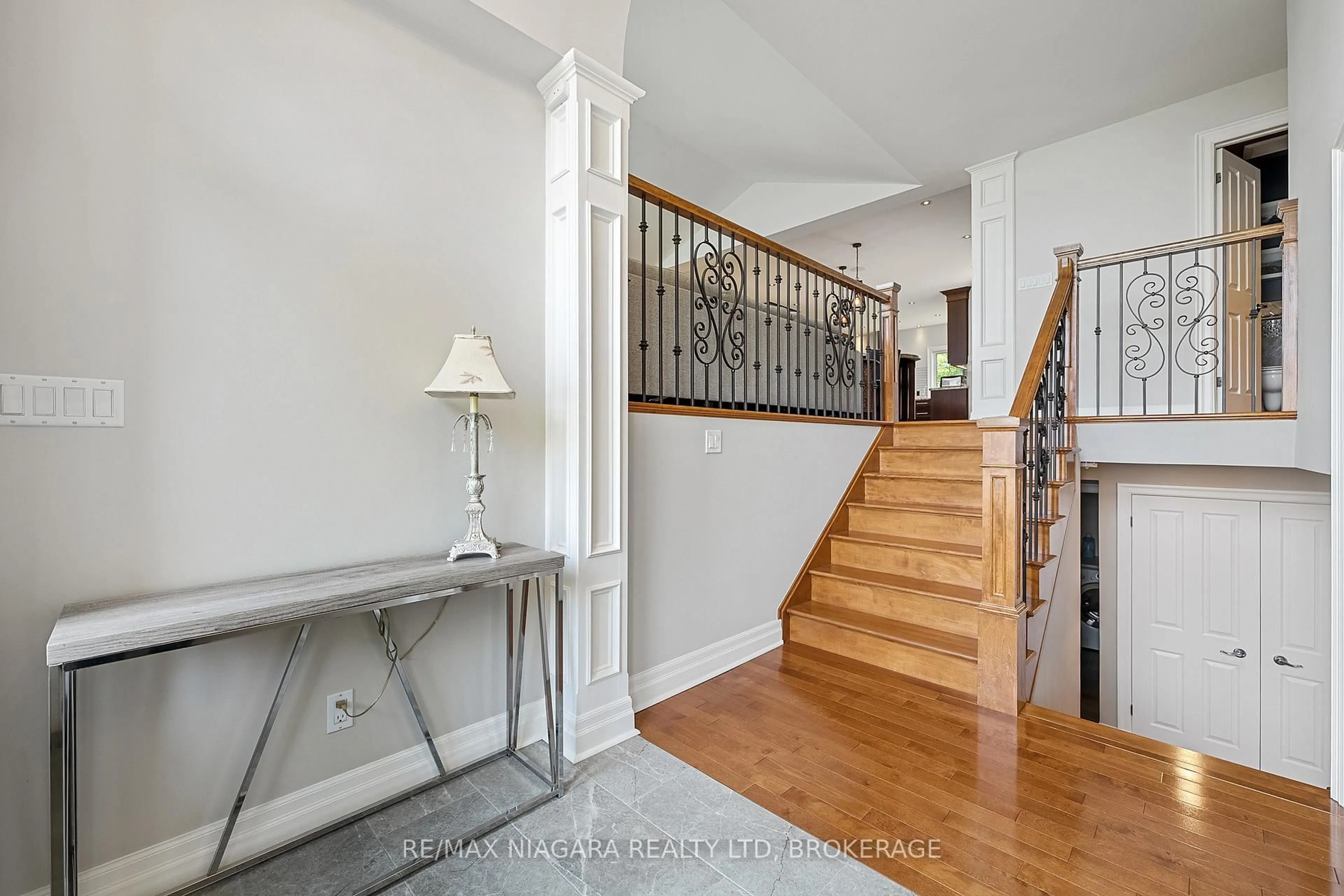 Indoor entryway for 4618 Sandy Cove Dr, Lincoln Ontario L0R 1B1