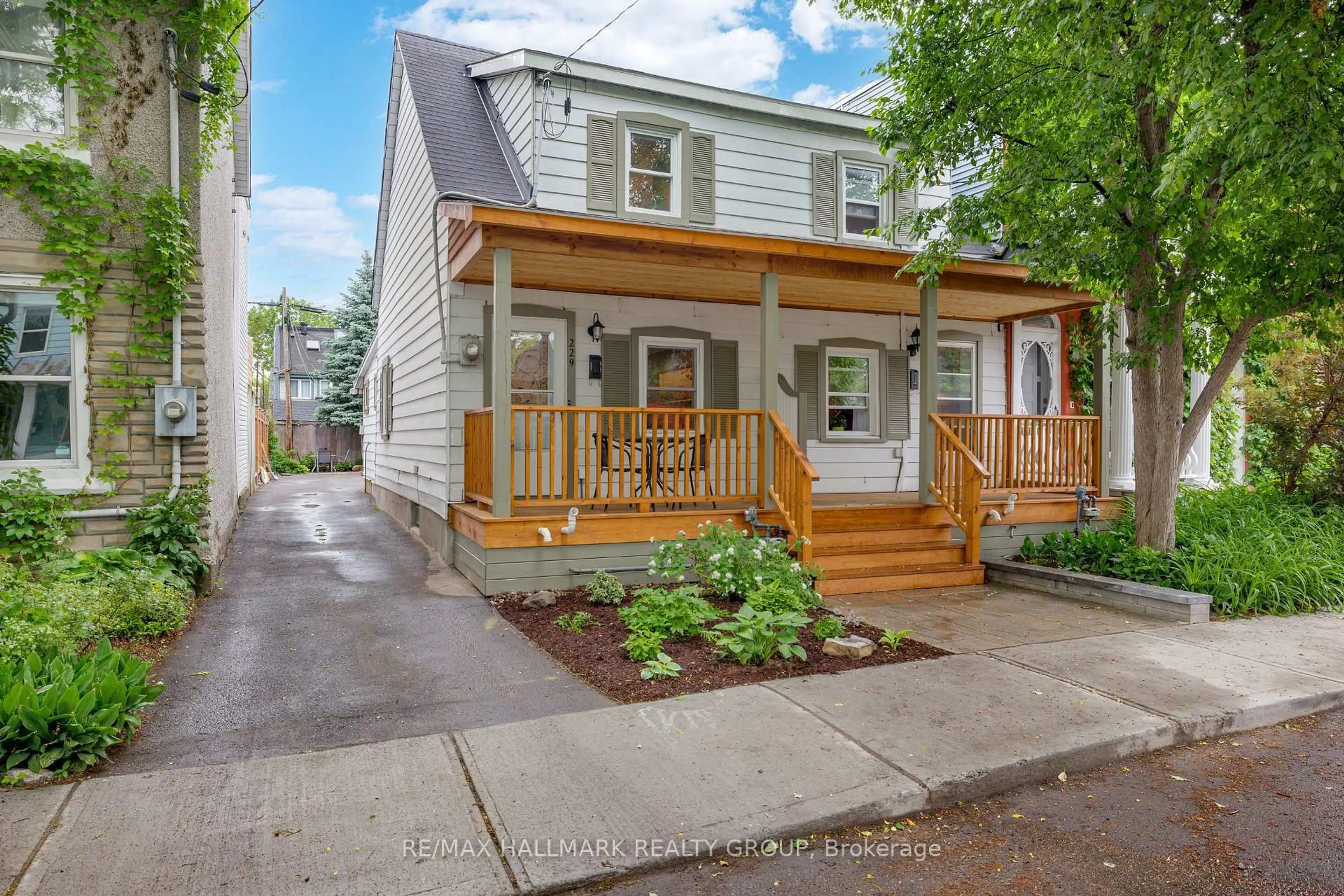 Home with vinyl exterior material, street for 229 St Andrew St, Ottawa Ontario K1N 5G5