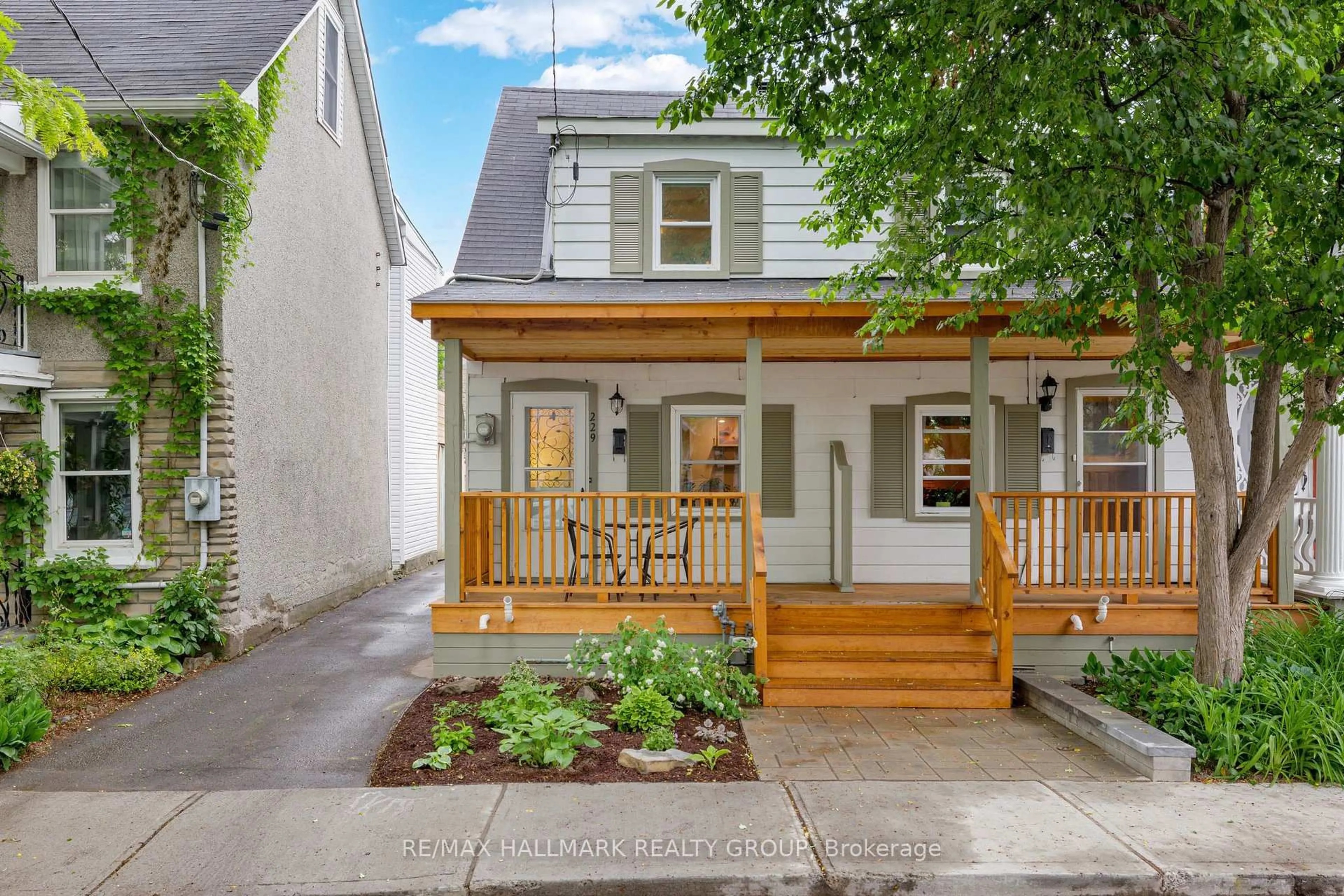 Patio, street for 229 St Andrew St, Ottawa Ontario K1N 5G5