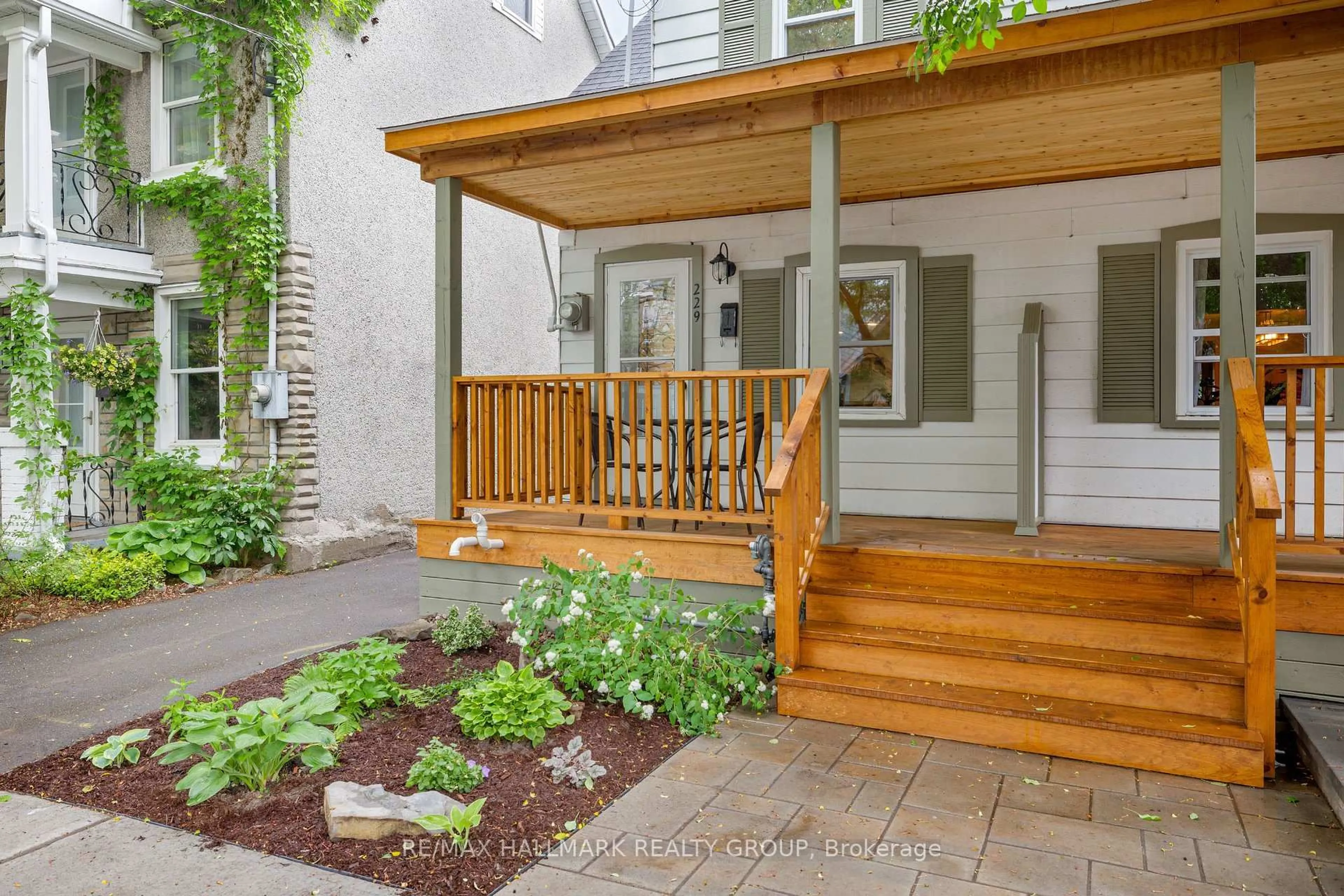 Indoor entryway for 229 St Andrew St, Ottawa Ontario K1N 5G5