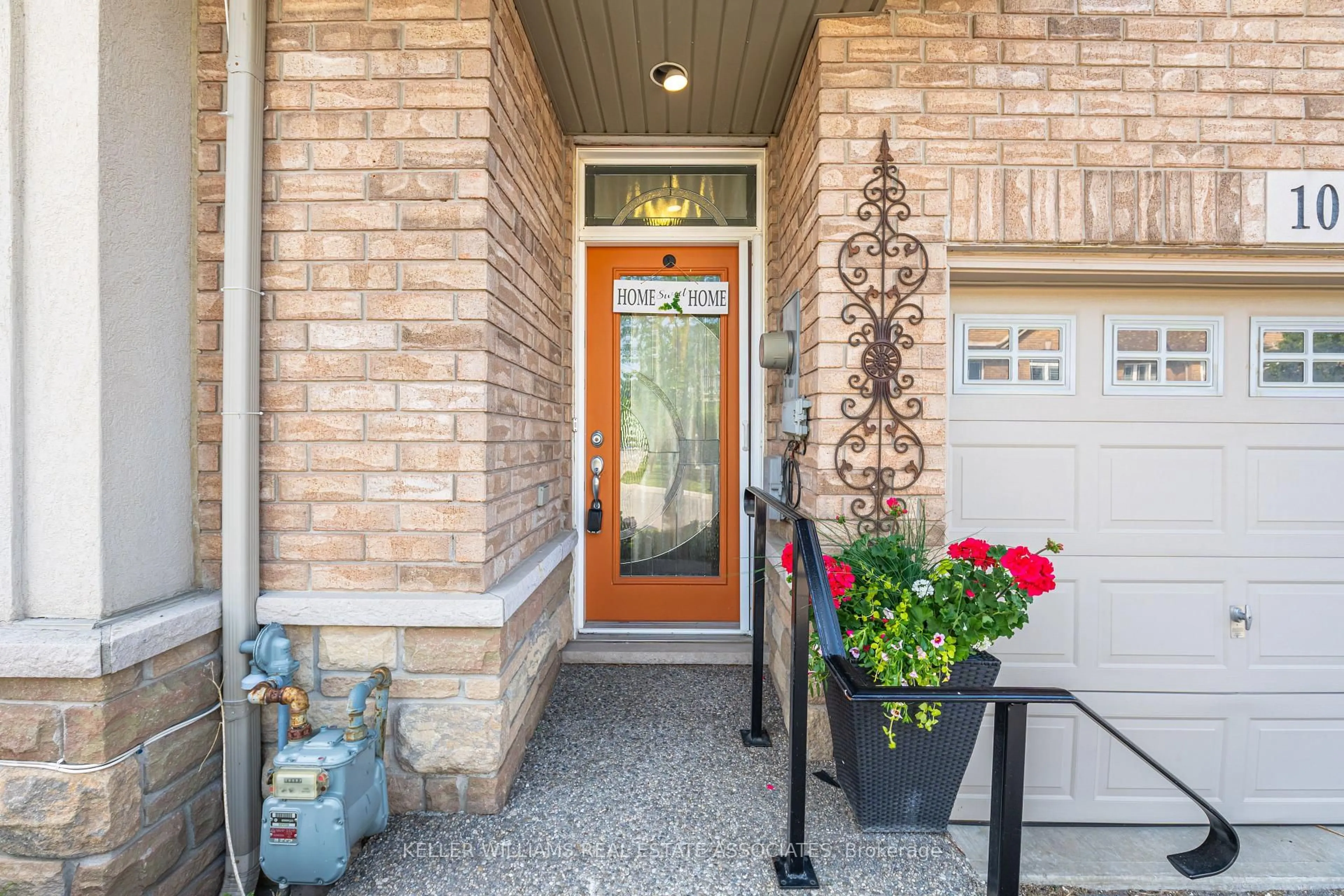 Indoor entryway for 10 Cornflower Cres, Hamilton Ontario L0R 1P0