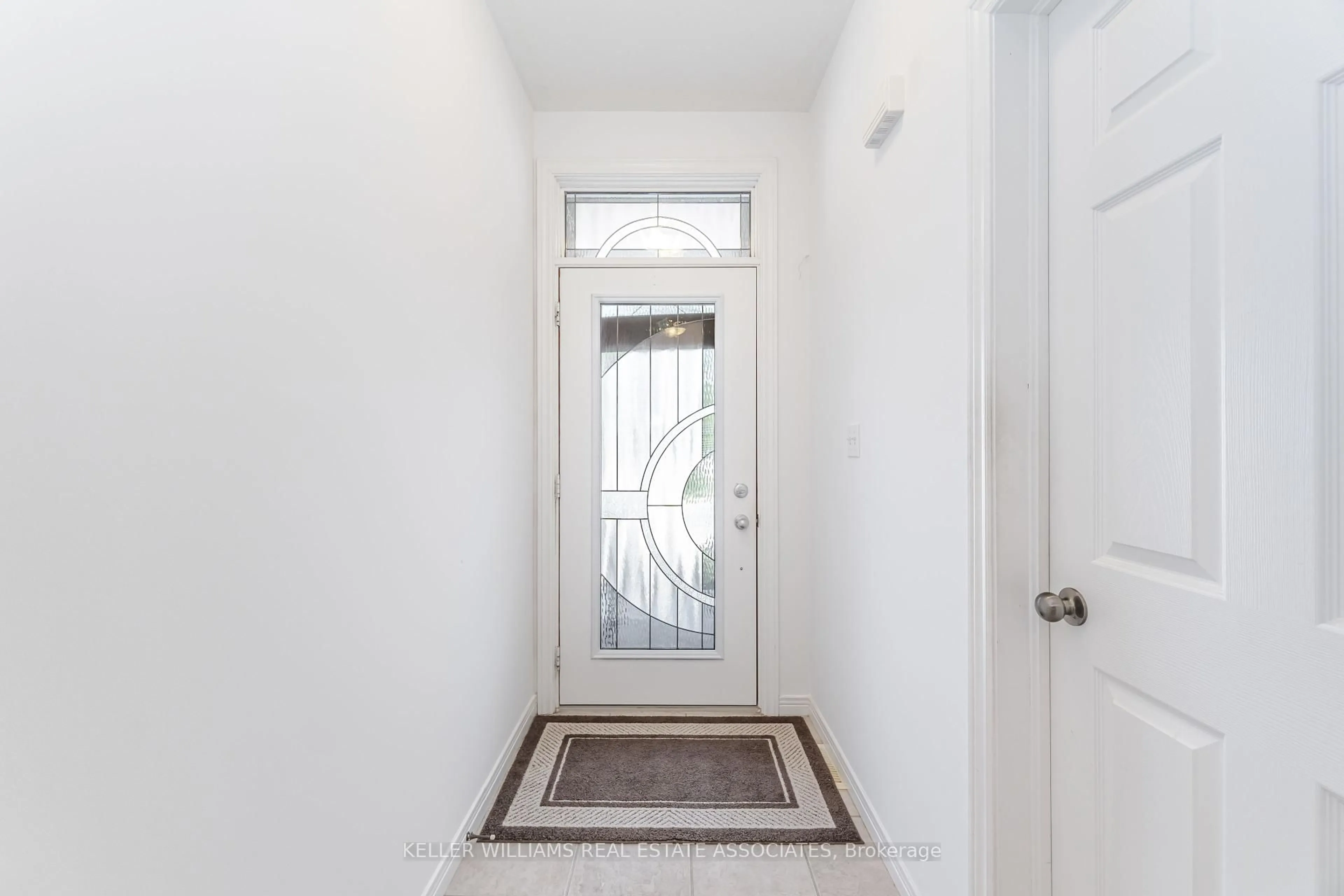 Indoor entryway for 10 Cornflower Cres, Hamilton Ontario L0R 1P0