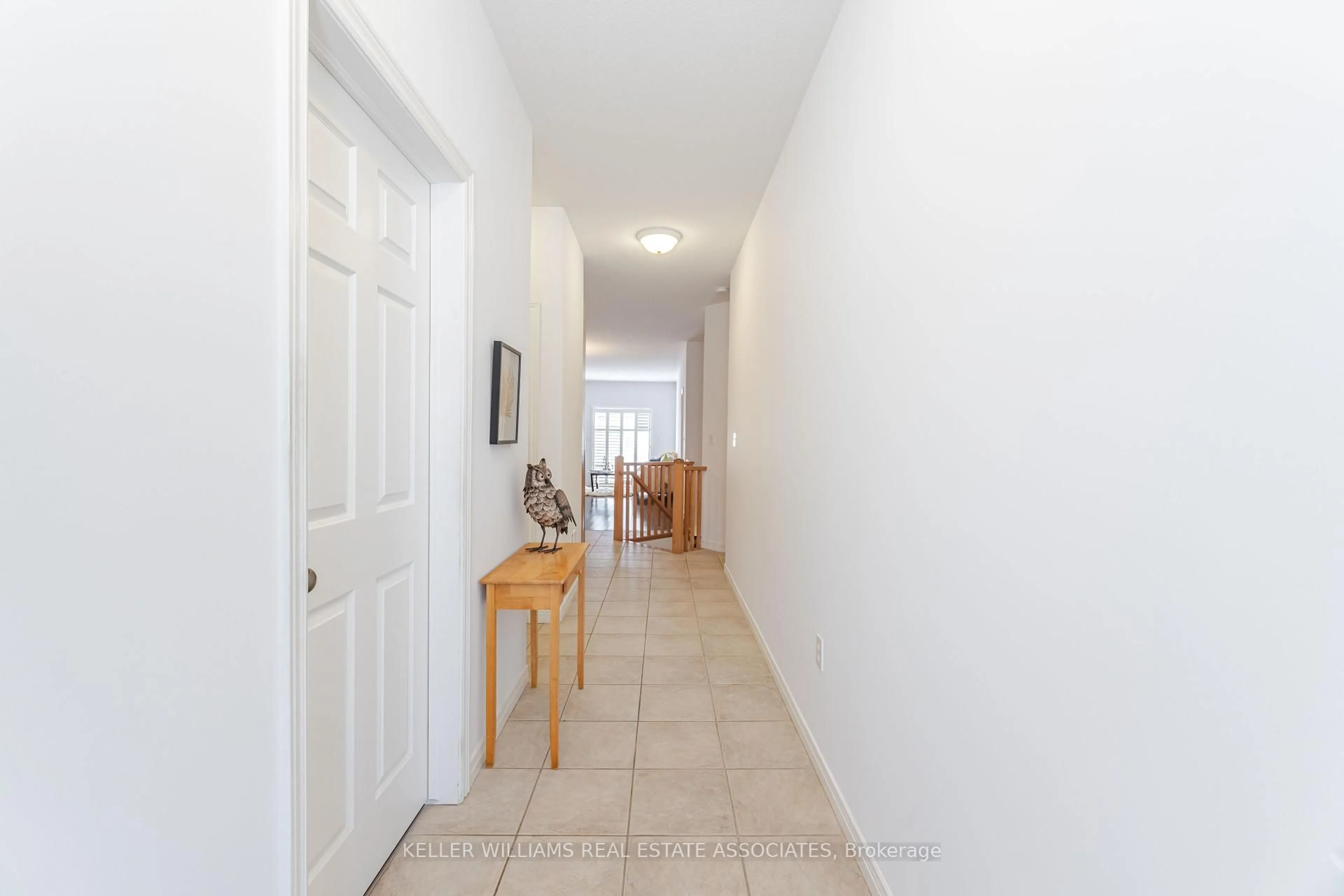 Indoor entryway for 10 Cornflower Cres, Hamilton Ontario L0R 1P0