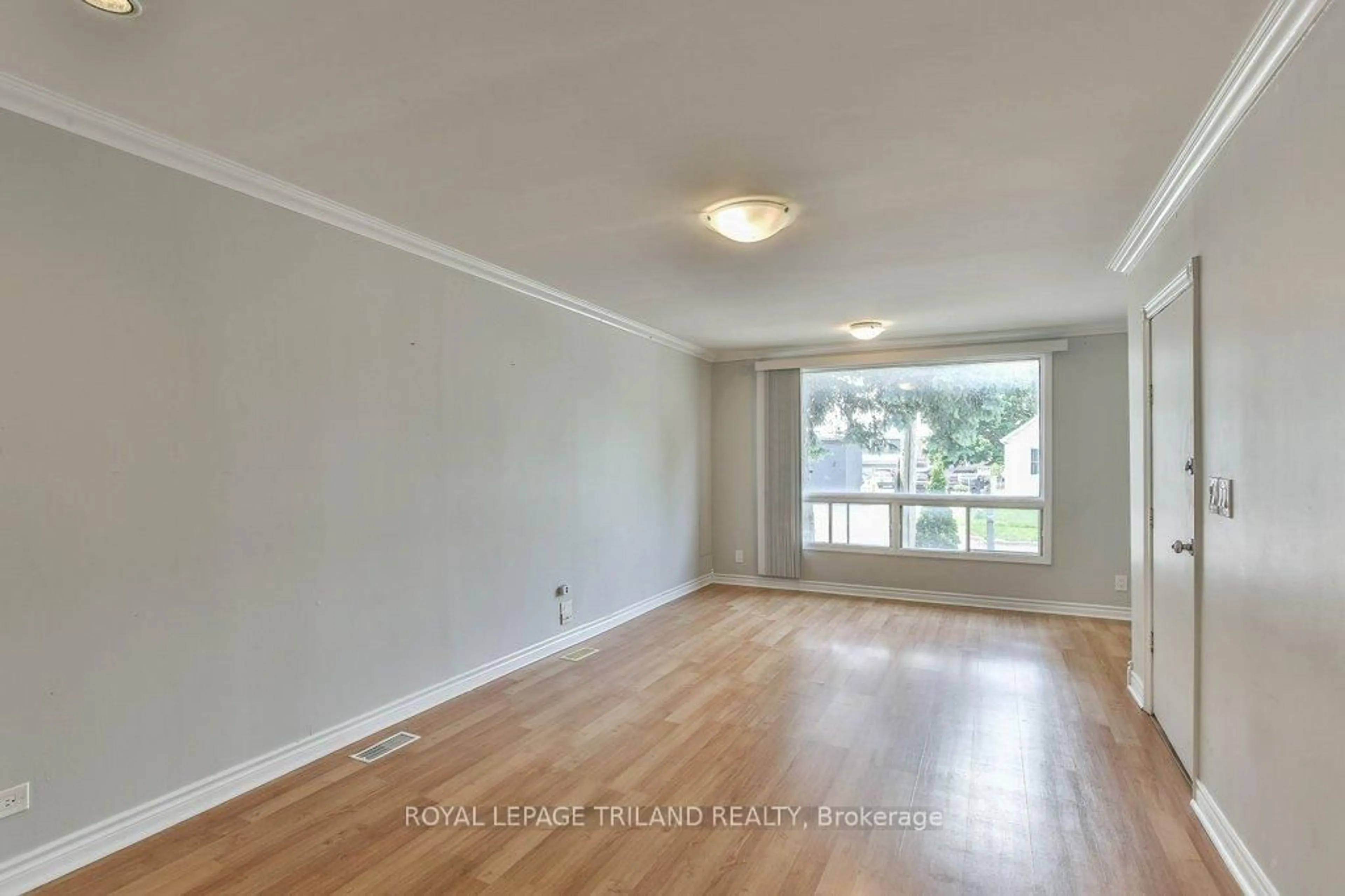A pic of a room for 10 LINWOOD St, London East Ontario N5Y 1W2