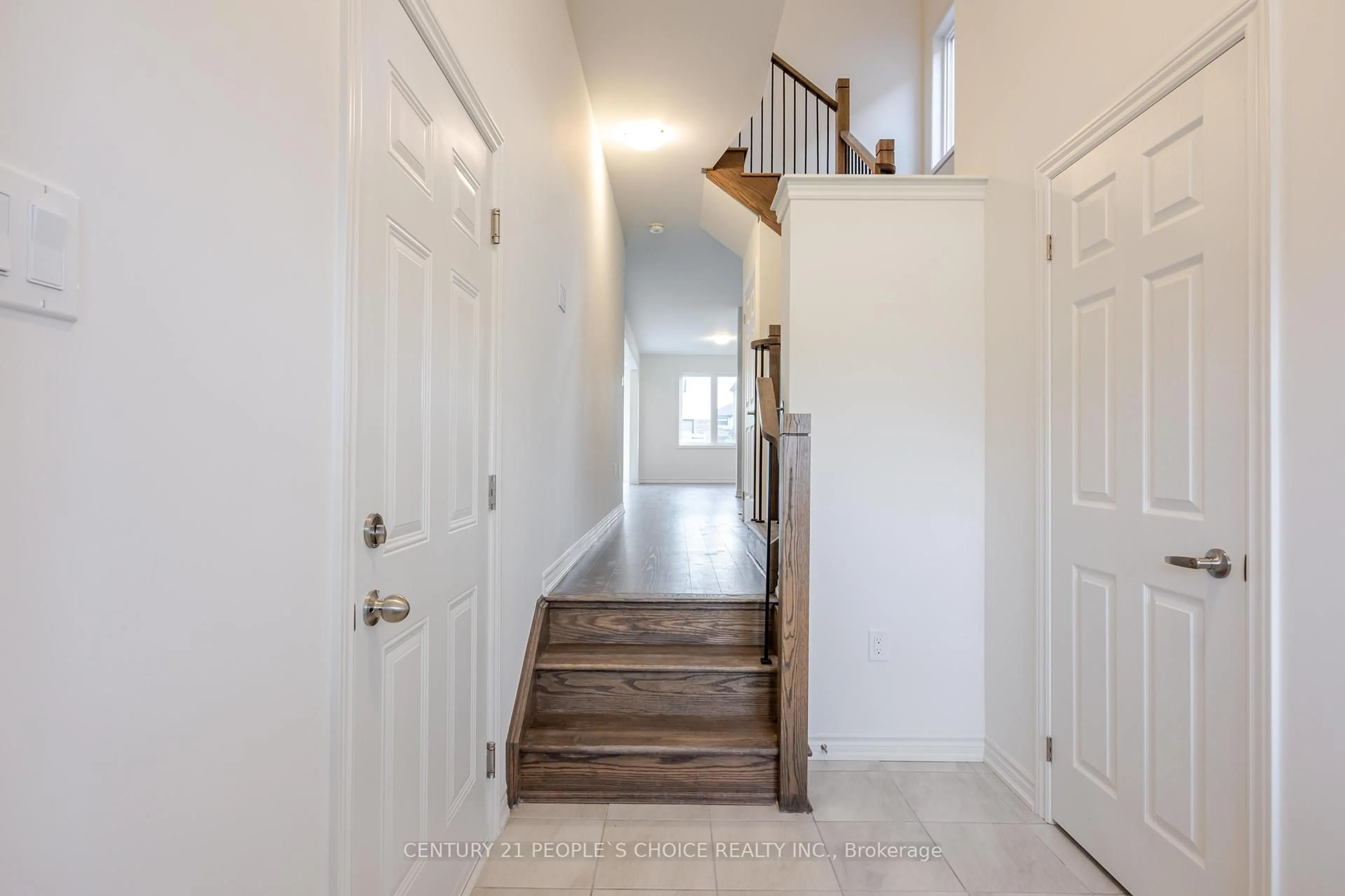 Indoor entryway for 240 Elliot Ave, Centre Wellington Ontario N1M 0J8