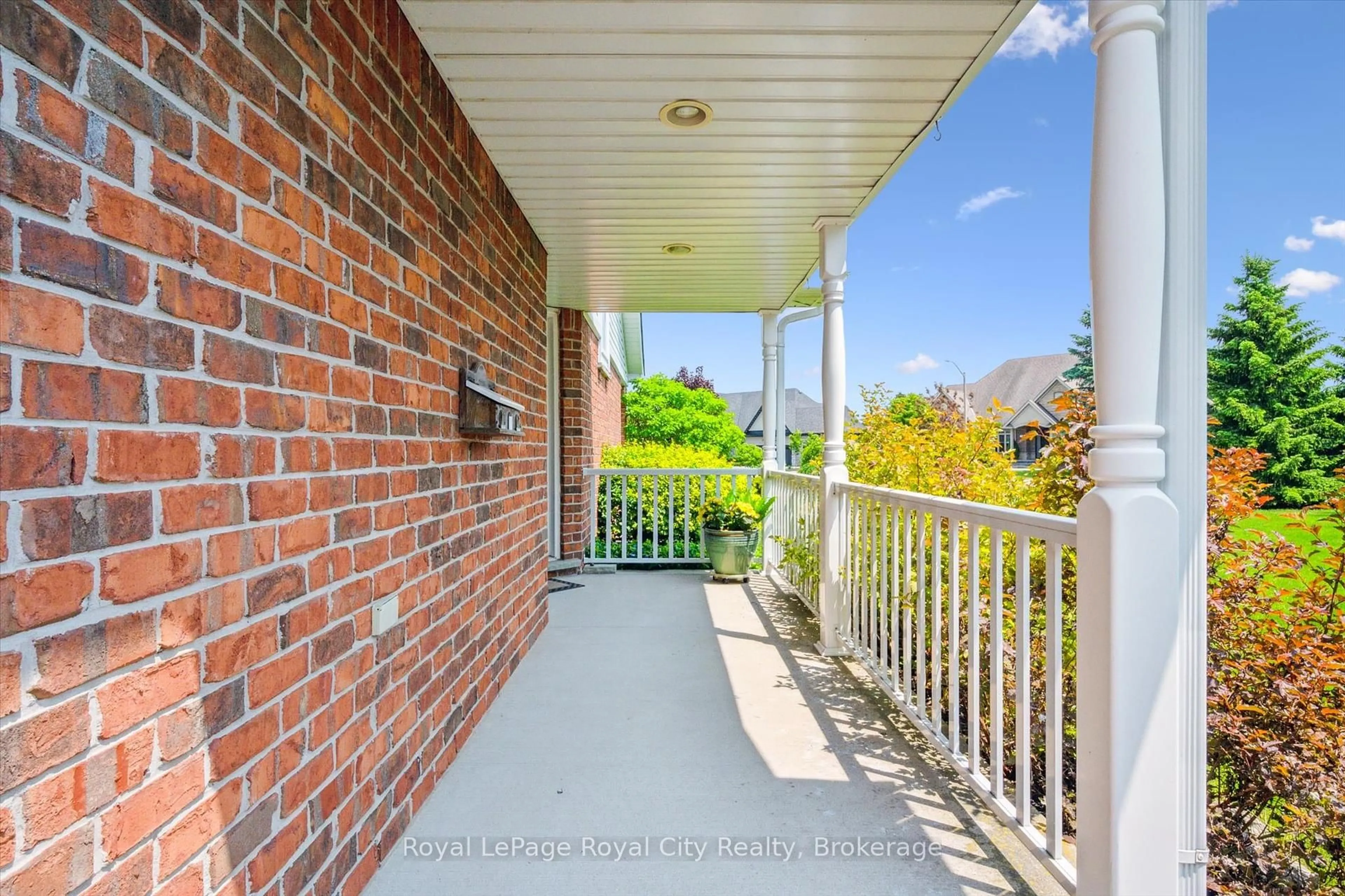 Patio, street for 105 Riverwalk Pl, Guelph/Eramosa Ontario N0B 2K0