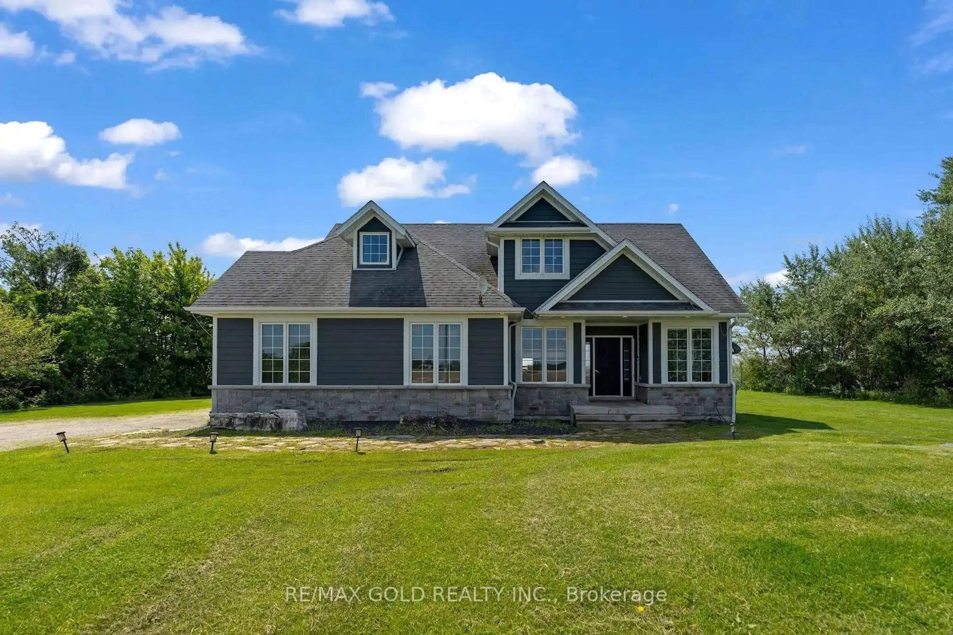 Home with vinyl exterior material, building for 1932 Ocean Blvd, Chatham-Kent Ontario N0P 2P0