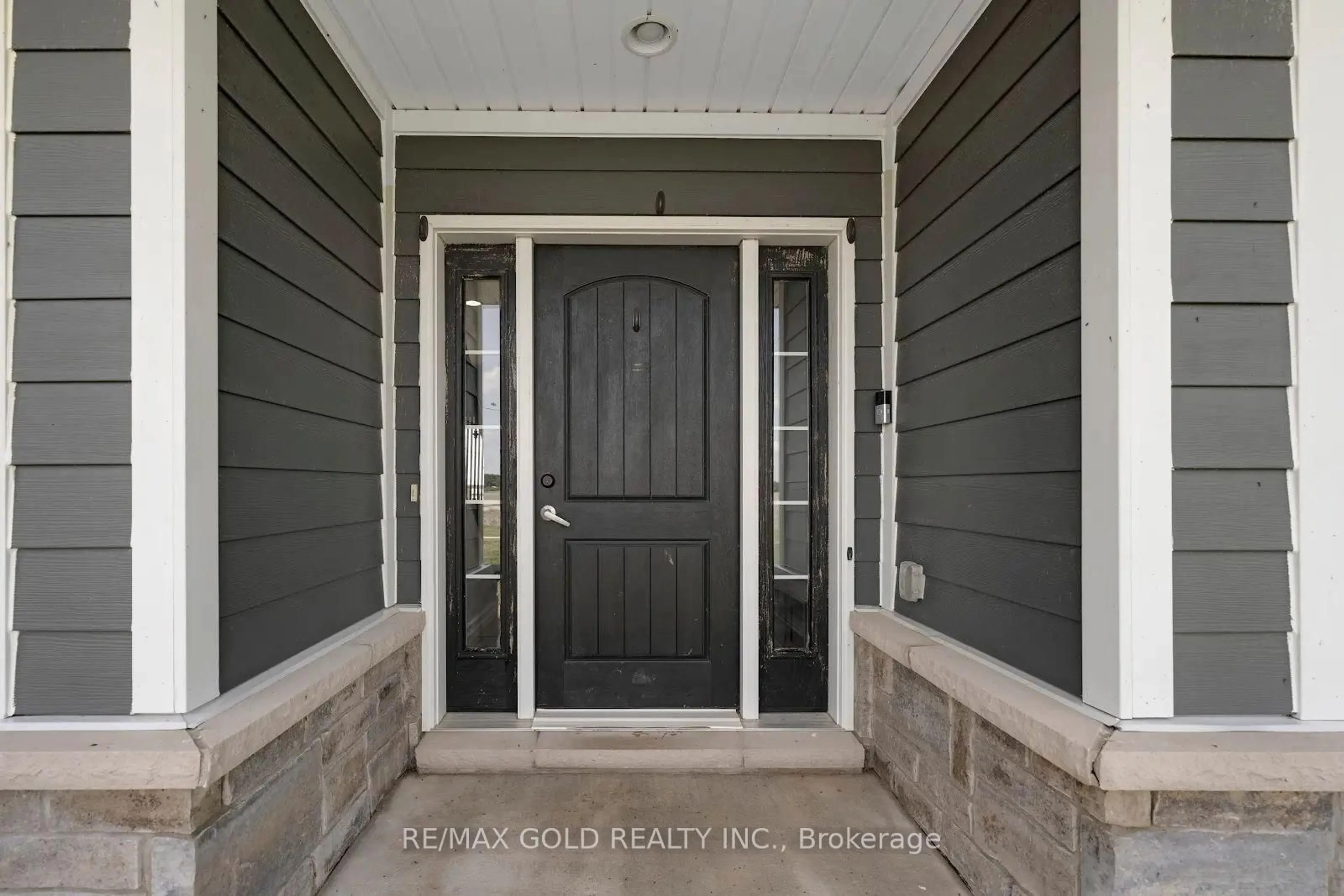 Indoor entryway for 1932 Ocean Blvd, Chatham-Kent Ontario N0P 2P0