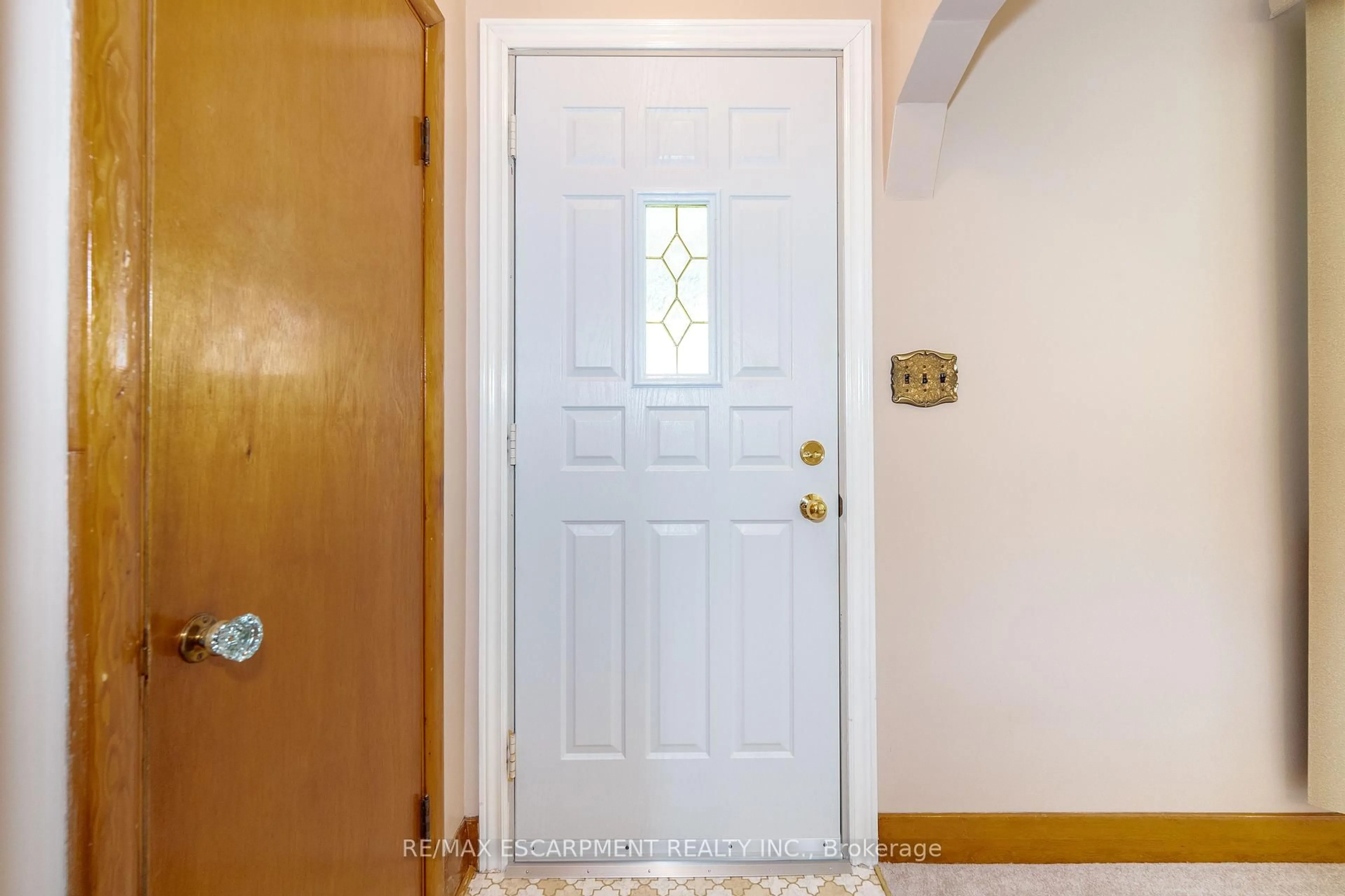 Indoor entryway for 84 Blanmora Dr, Hamilton Ontario L8G 2A8