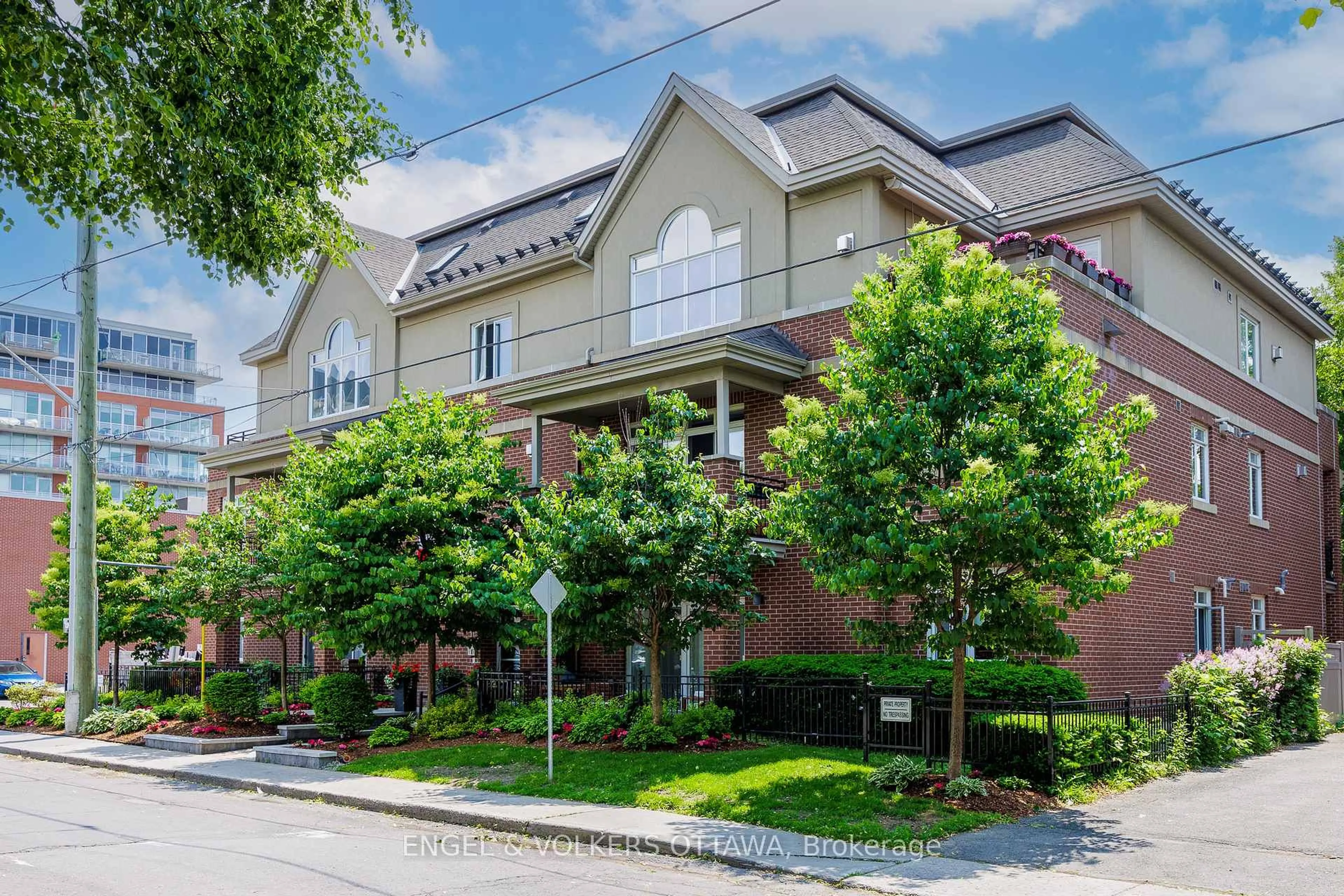 Patio, street for 400 Mcleod St #105, Ottawa Ontario K2P 1A6