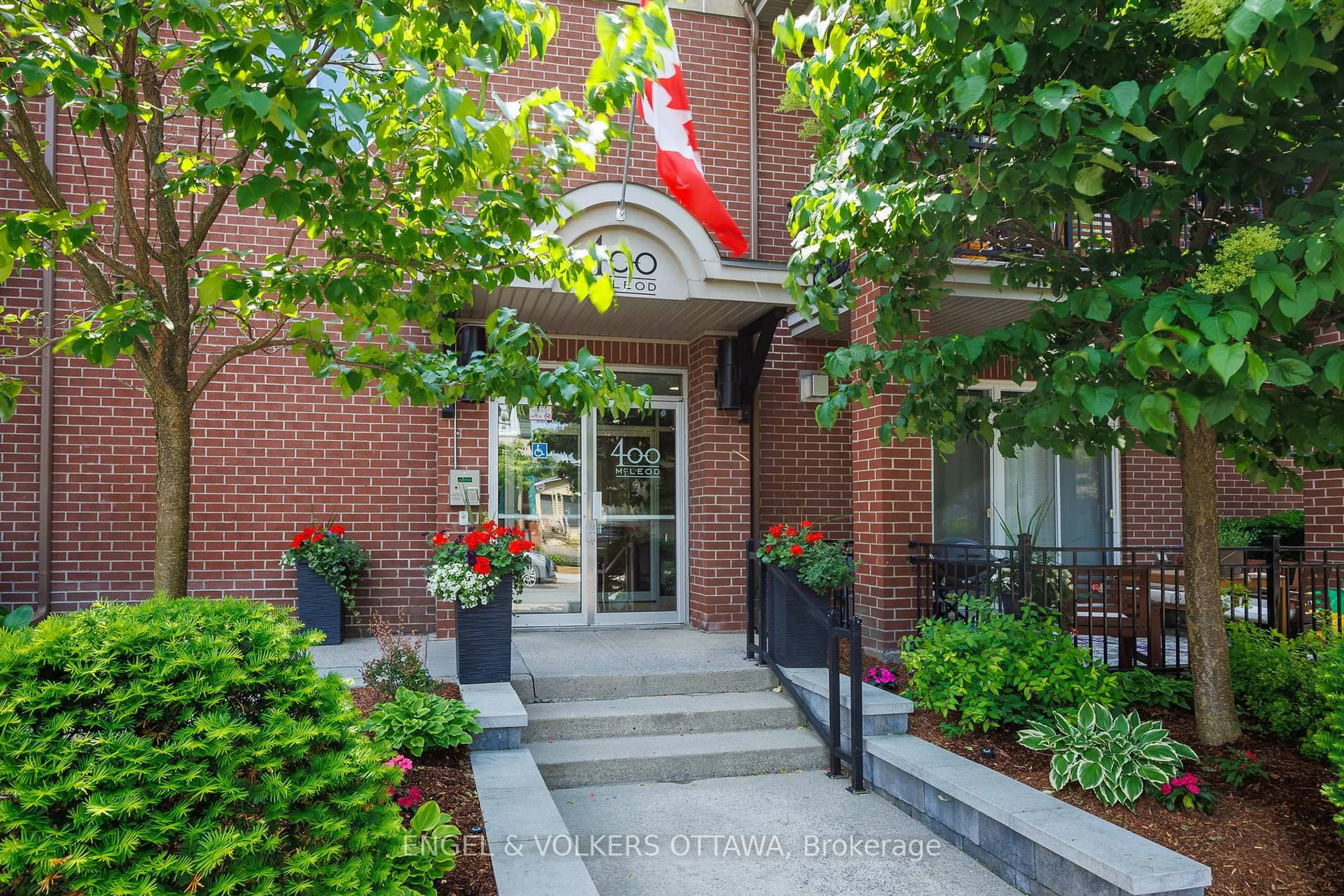 Unknown for 400 Mcleod St #105, Ottawa Ontario K2P 1A6