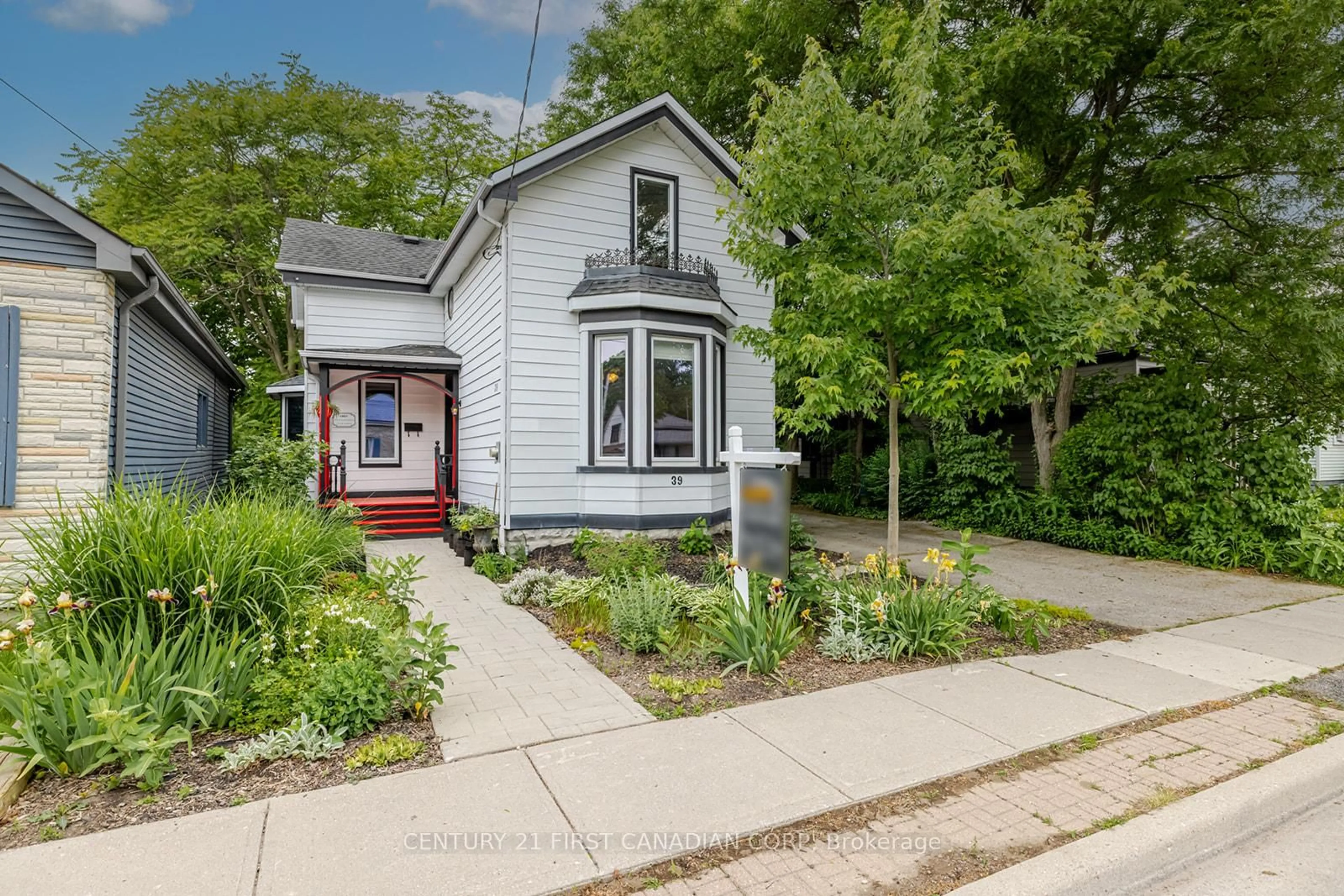 A pic from outside/outdoor area/front of a property/back of a property/a pic from drone, street for 39 Miles St, London East Ontario N5Y 2T7