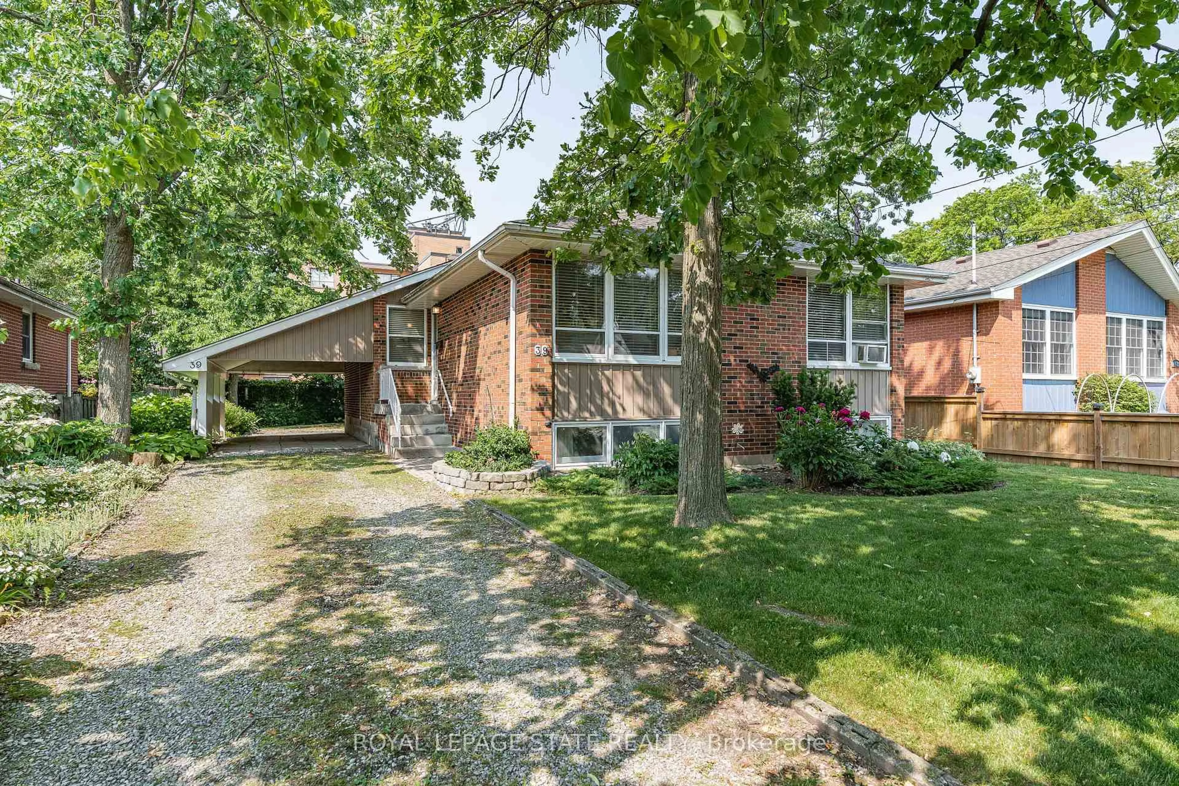 Home with brick exterior material, street for 39 Hardale Cres, Hamilton Ontario L8T 1X7
