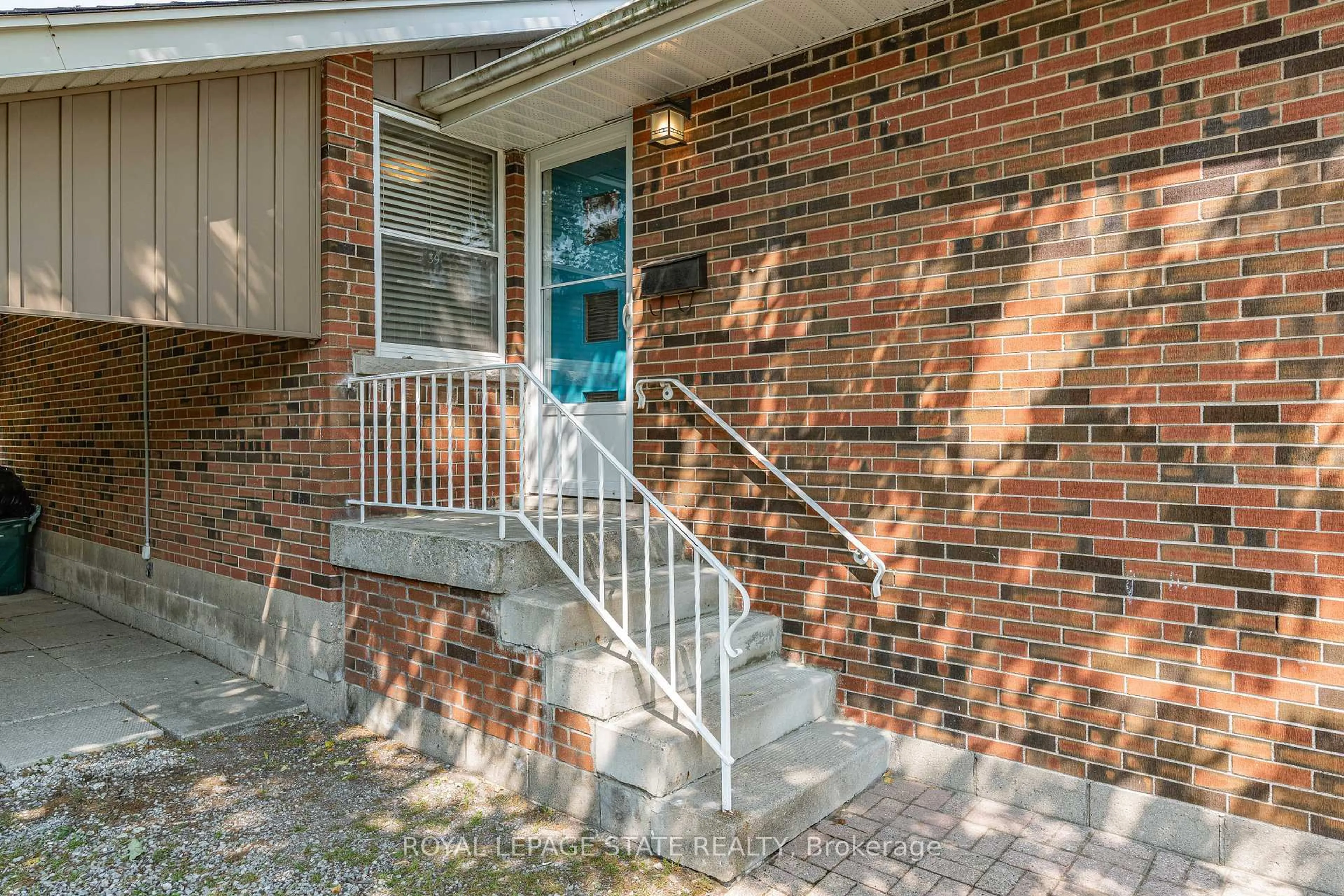 Home with brick exterior material, street for 39 Hardale Cres, Hamilton Ontario L8T 1X7