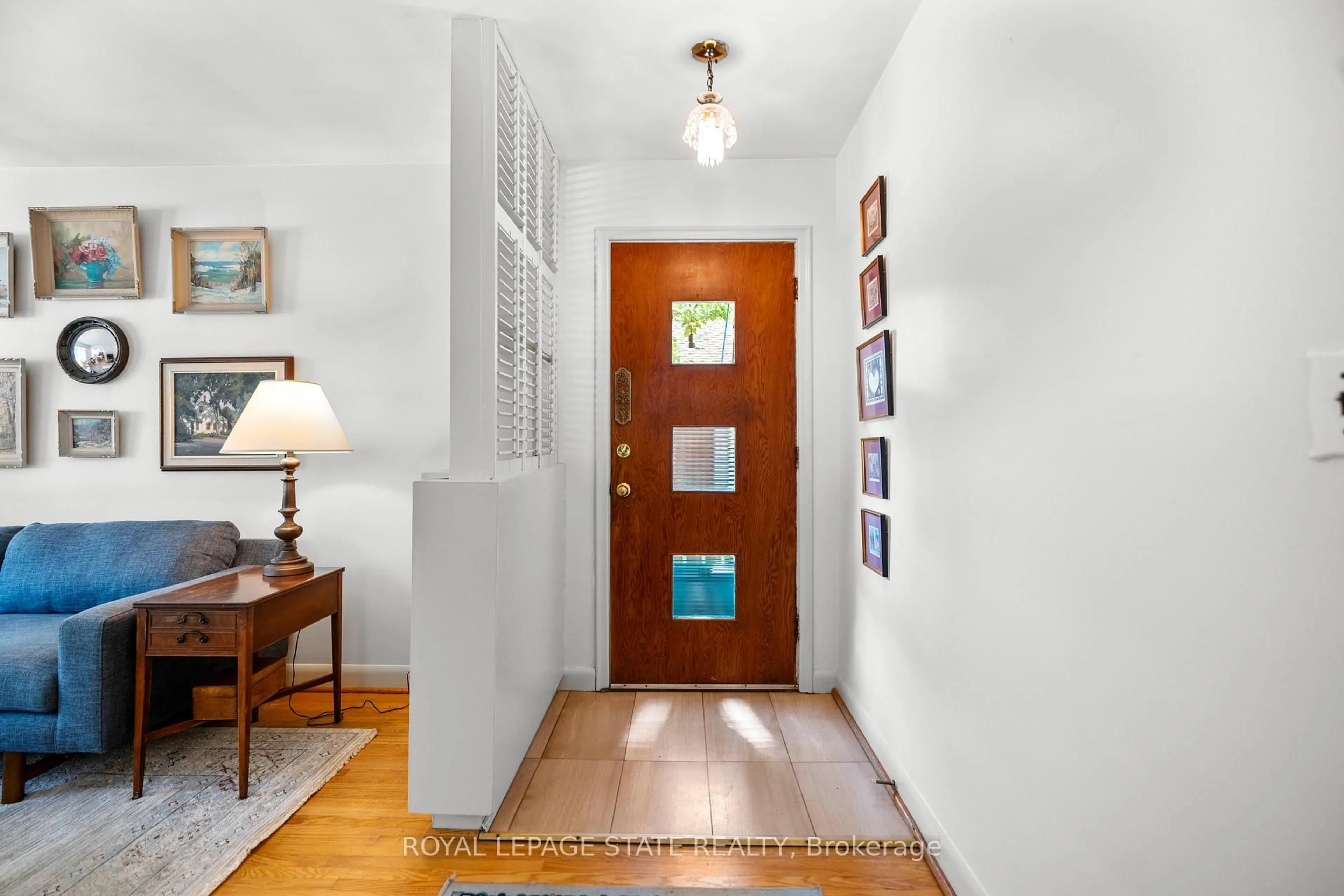 Indoor entryway for 39 Hardale Cres, Hamilton Ontario L8T 1X7