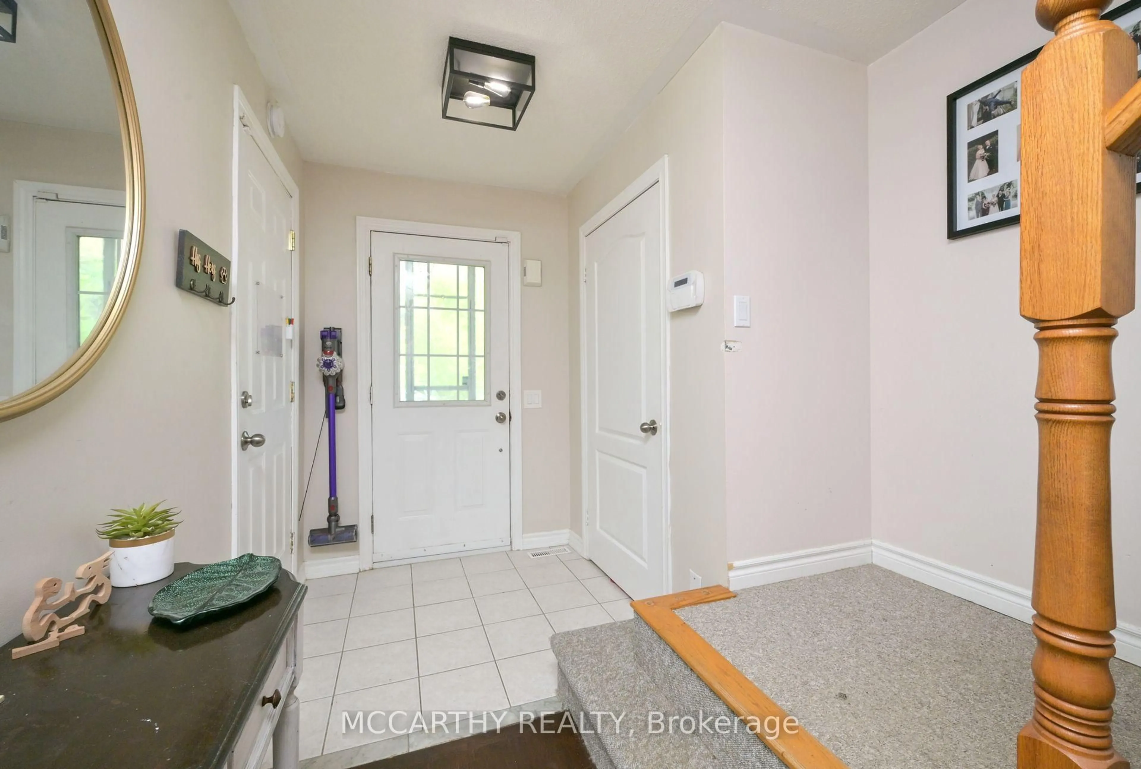 Indoor entryway for 114 Marion St, Shelburne Ontario L9V 3C2