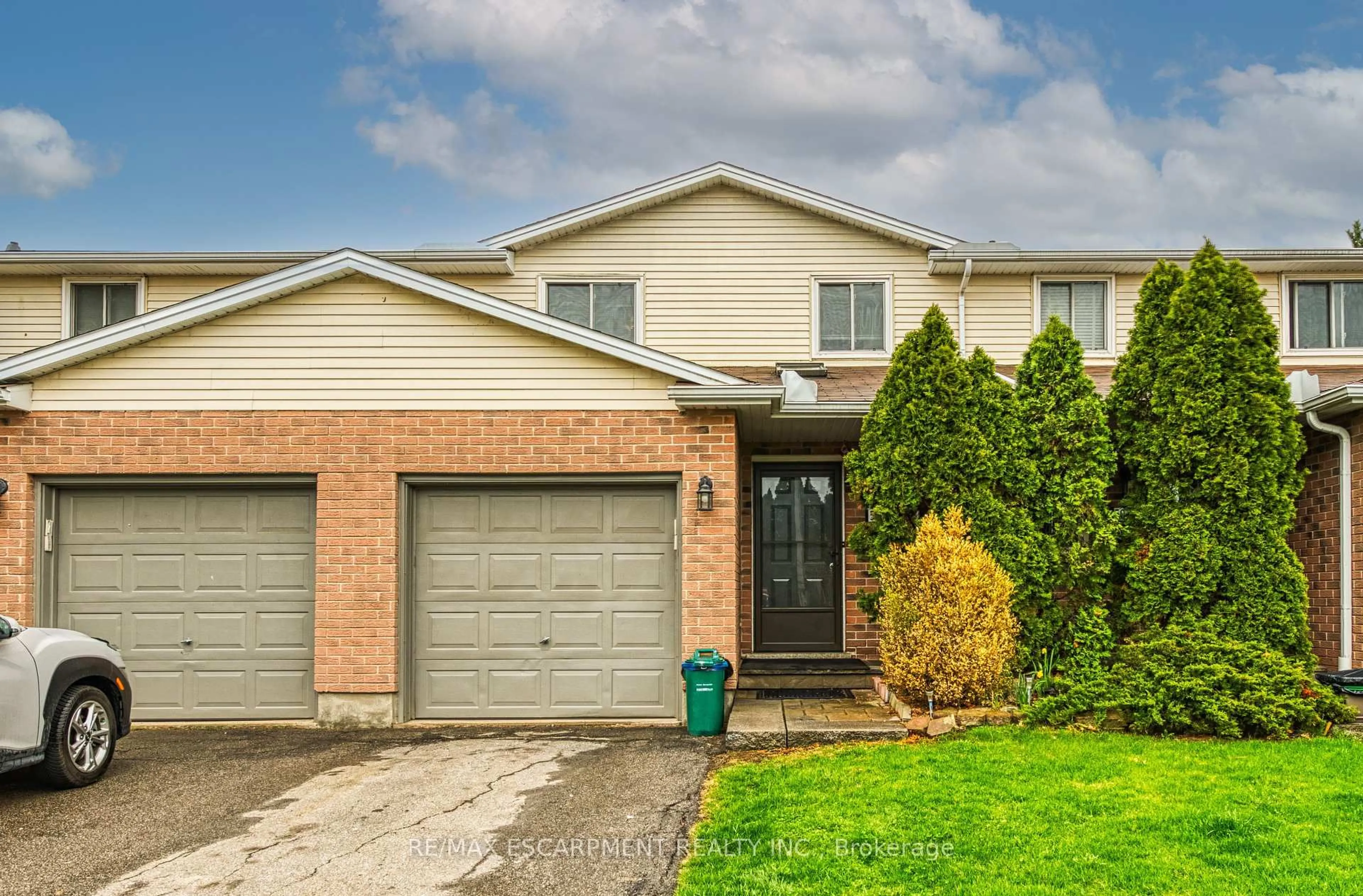 Home with brick exterior material, street for 5016 Friesen Blvd, Lincoln Ontario L0R 1B5
