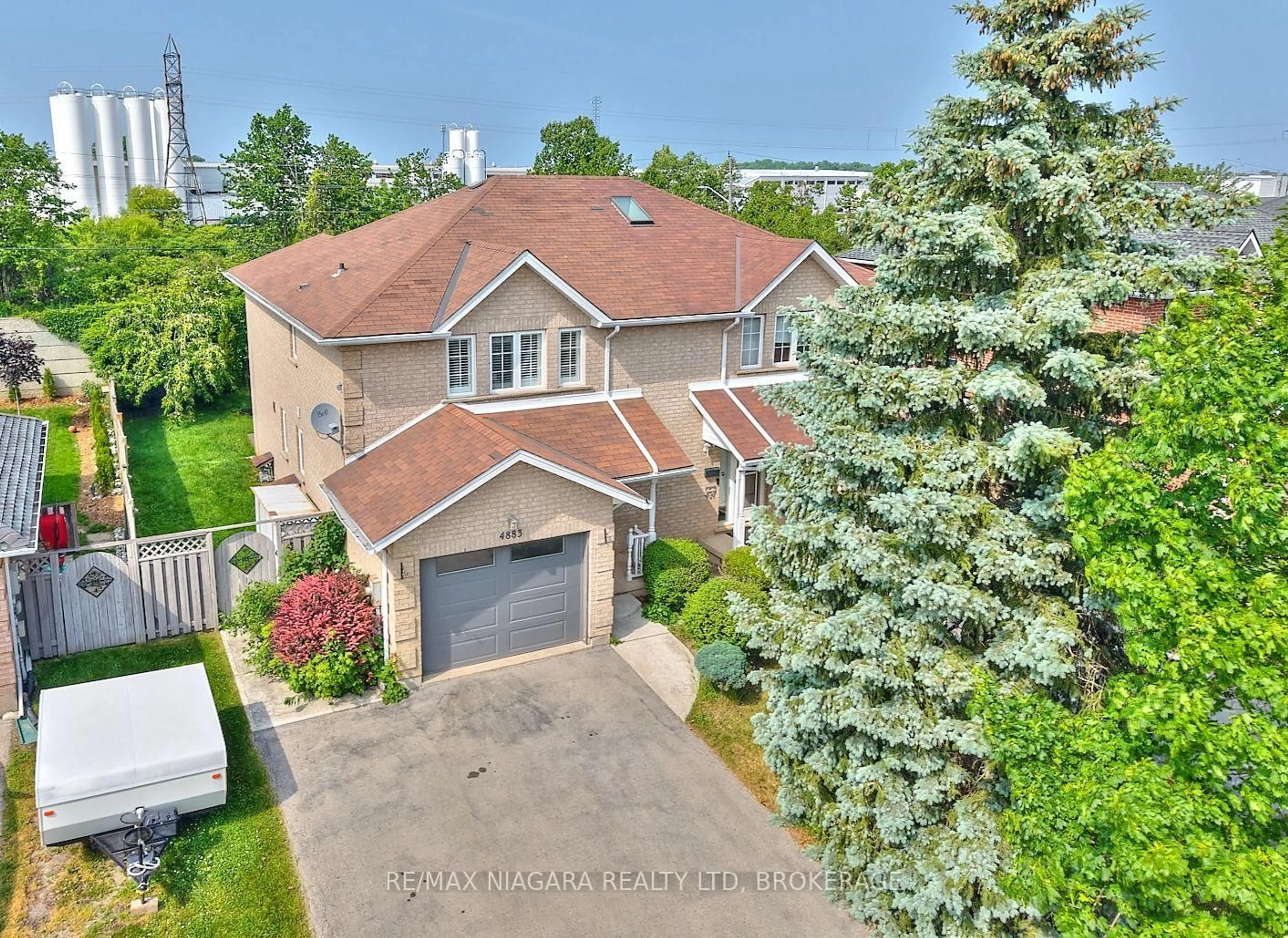 A pic from outside/outdoor area/front of a property/back of a property/a pic from drone, street for 4883 Northgate Cres, Lincoln Ontario L0R 1B9