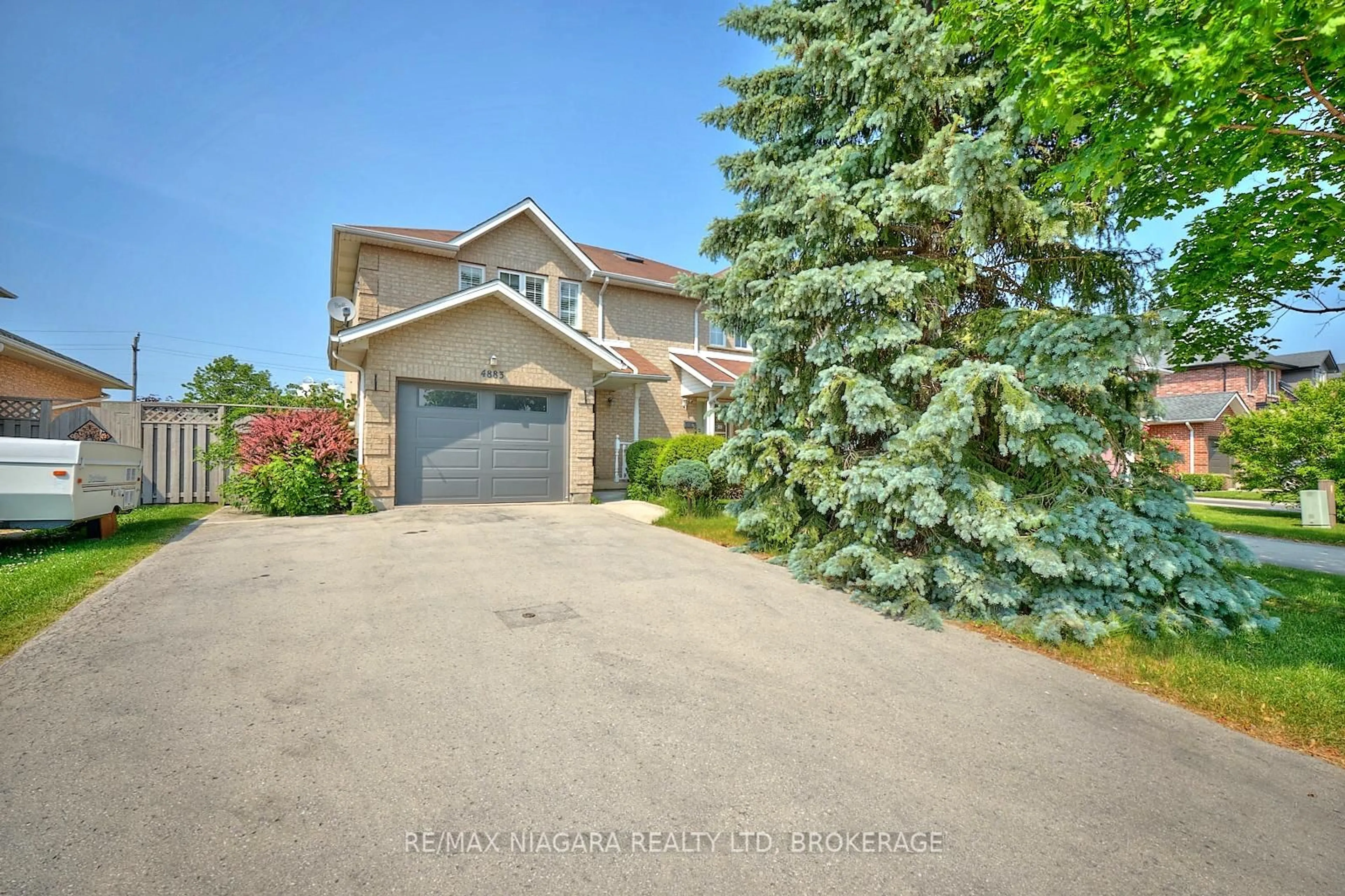 A pic from outside/outdoor area/front of a property/back of a property/a pic from drone, street for 4883 Northgate Cres, Lincoln Ontario L0R 1B9