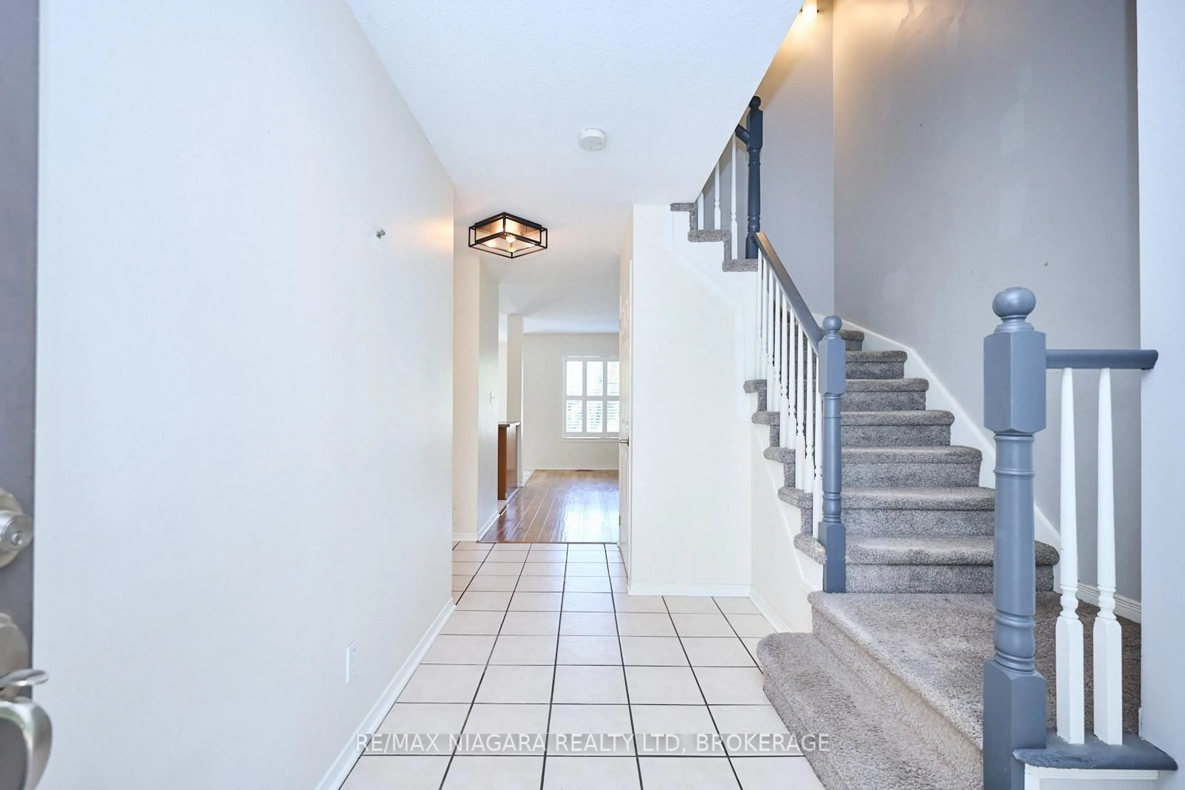 Indoor foyer for 4883 Northgate Cres, Lincoln Ontario L0R 1B9