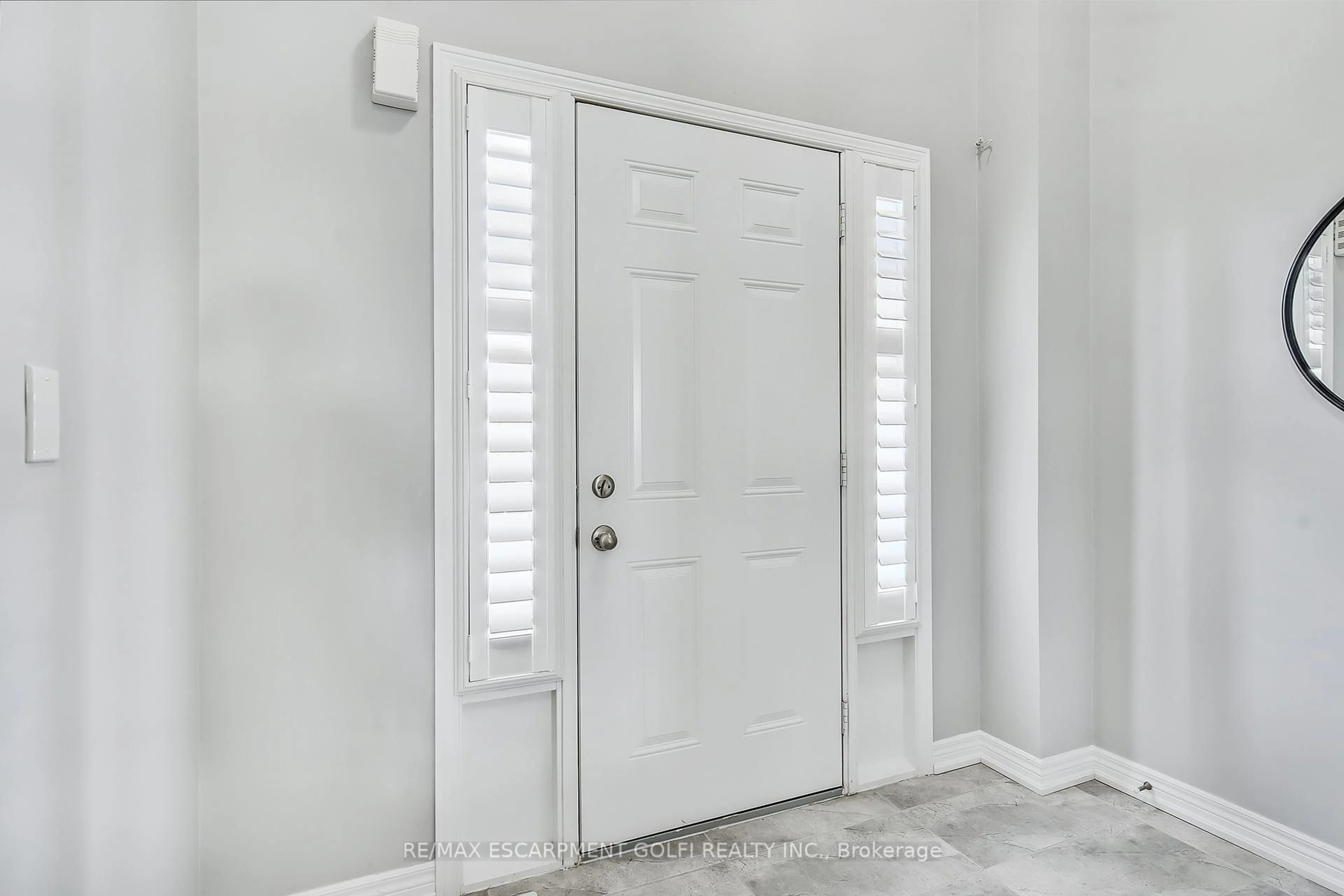 Indoor entryway for 163 Lormont Blvd, Hamilton Ontario L8J 0K2