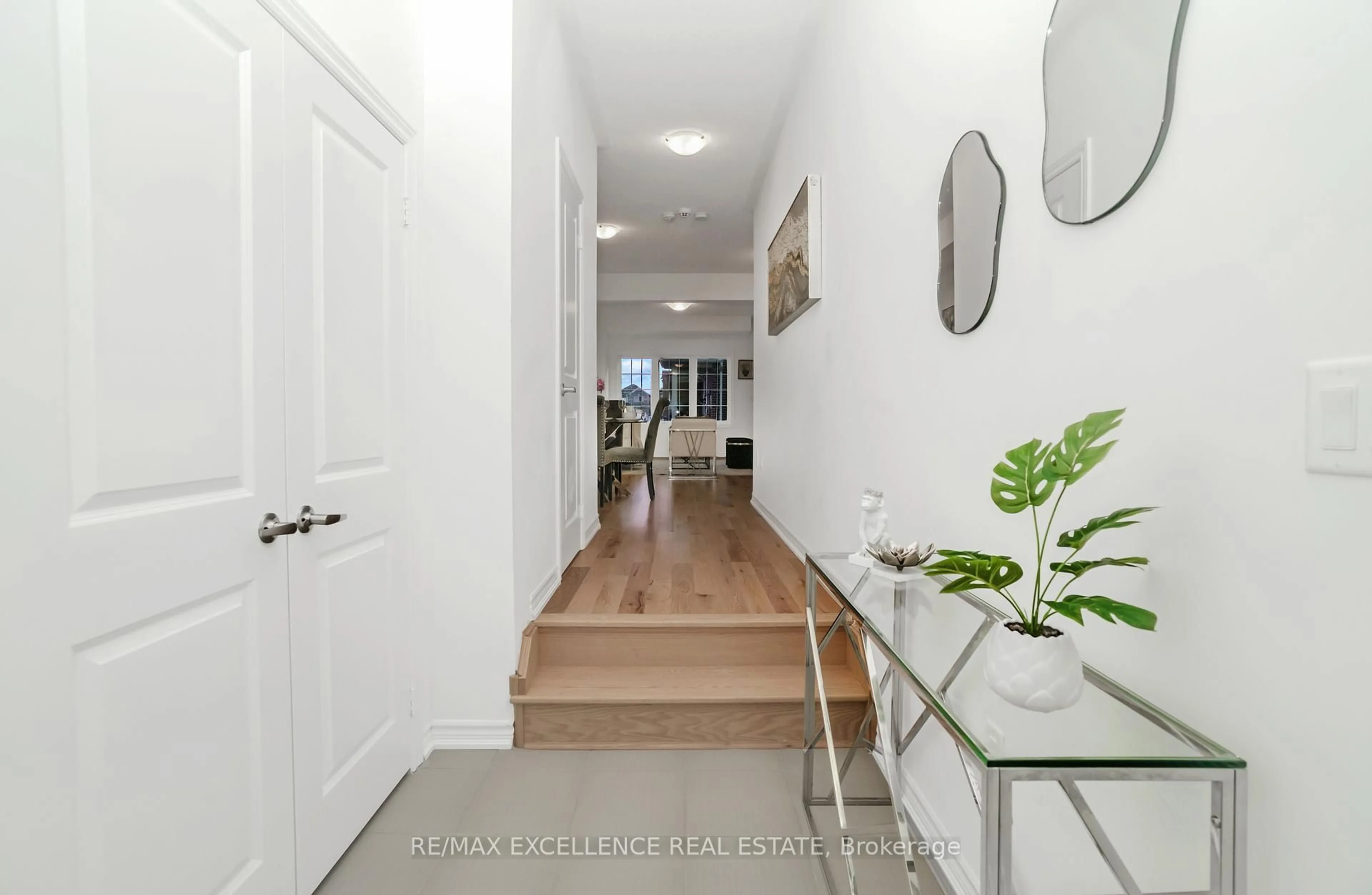 Indoor entryway for 439 Vandusen Ave, Southgate Ontario N0C 1B0