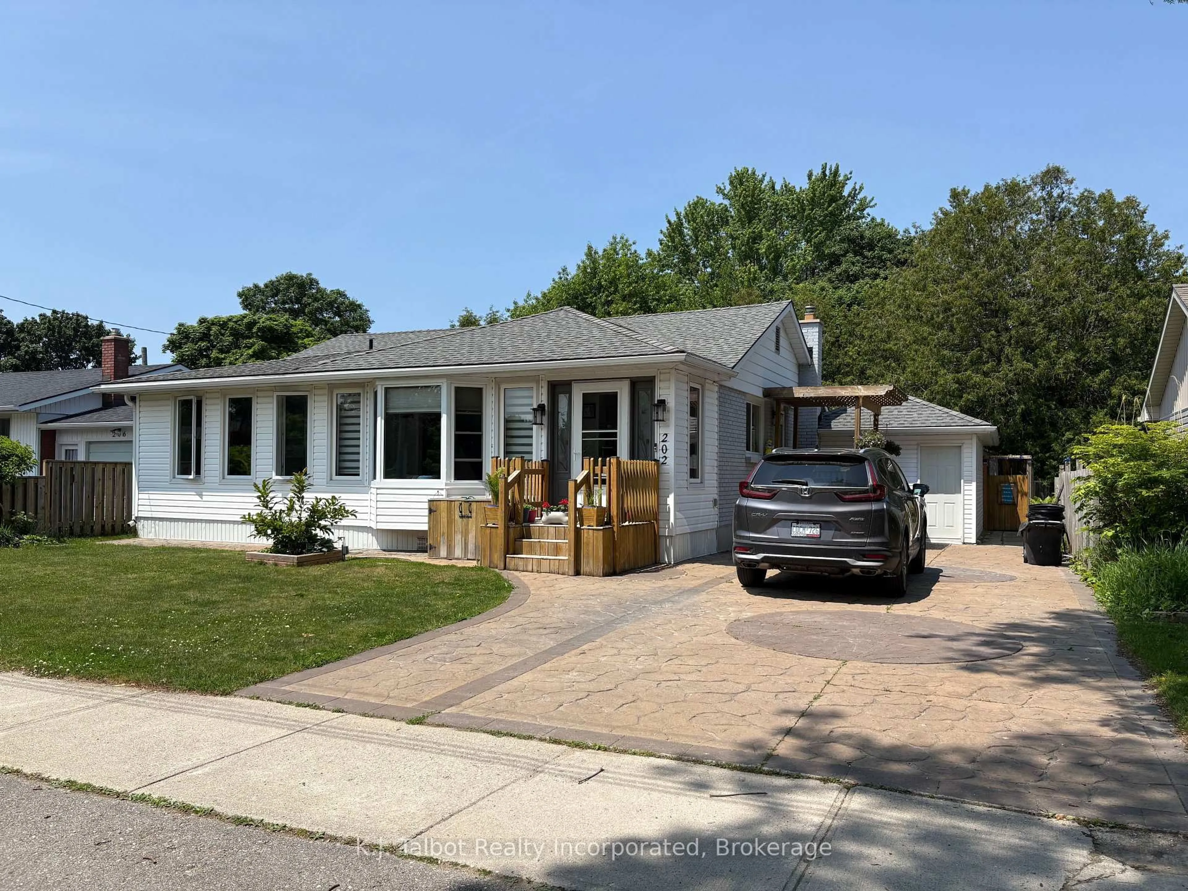 Home with vinyl exterior material, street for 202 Bennett St, Goderich Ontario N7A 1X8