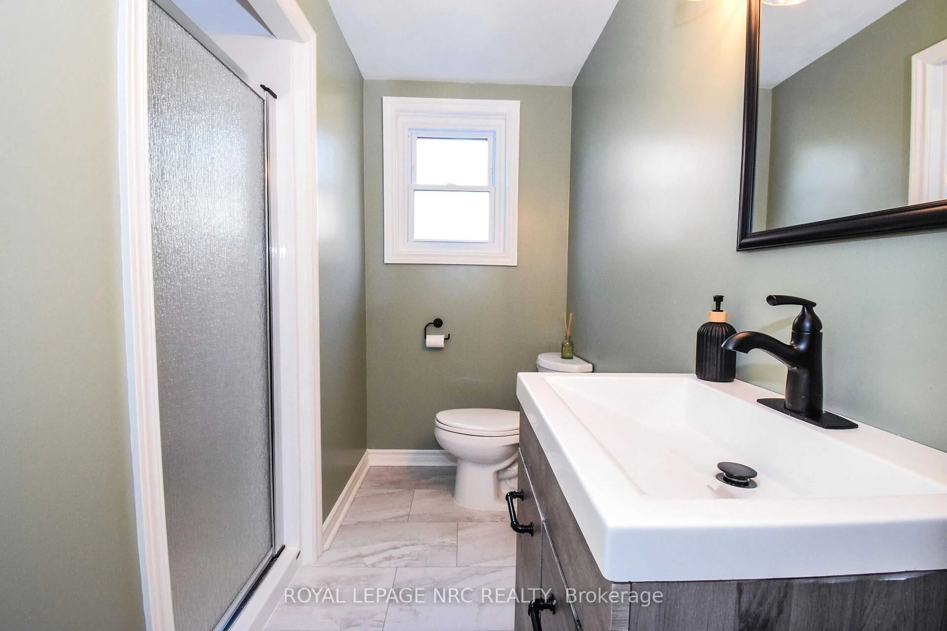 Standard bathroom, ceramic/tile floor for 4 Belair Dr, St. Catharines Ontario L2N 6W5