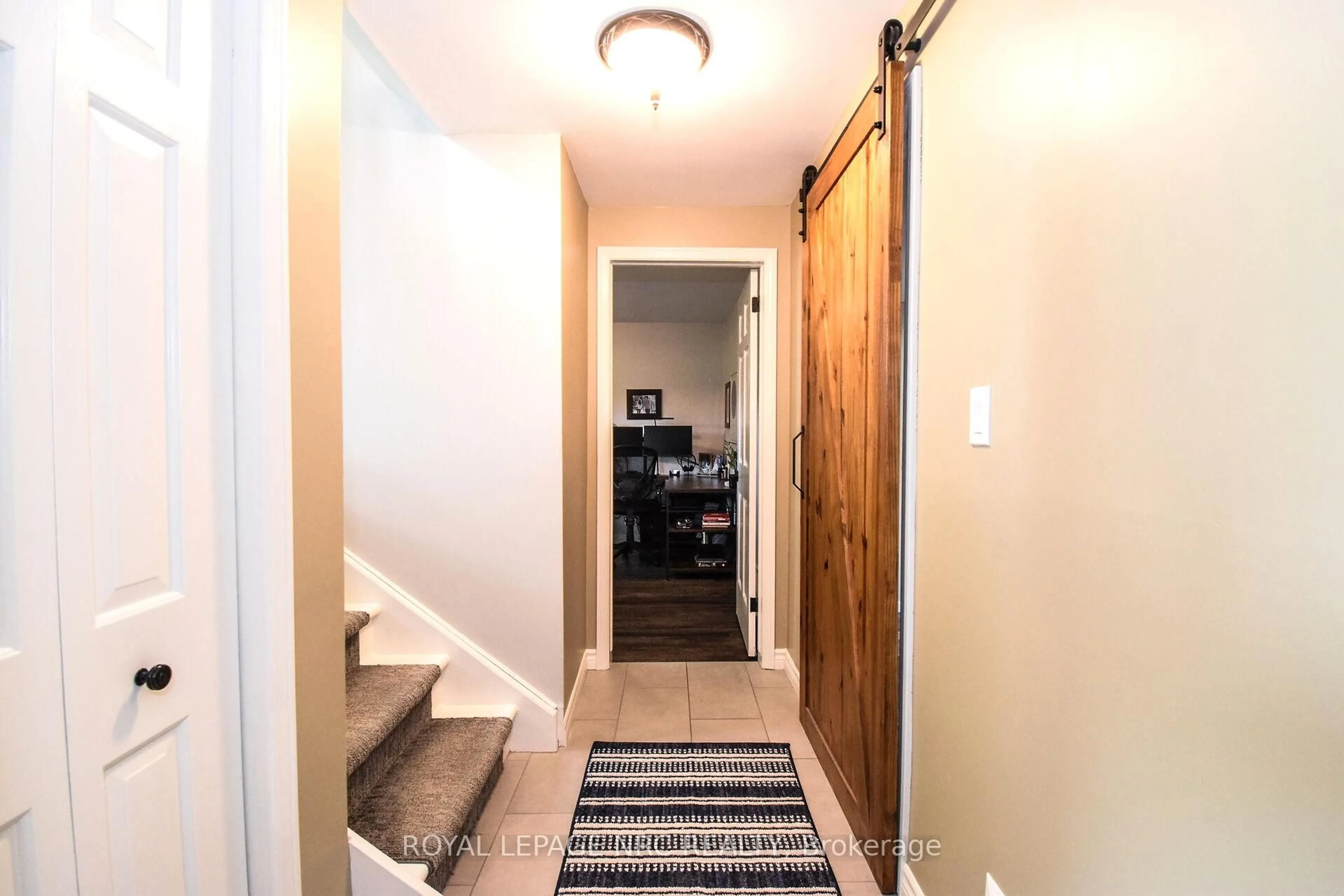 Indoor entryway for 4 Belair Dr, St. Catharines Ontario L2N 6W5