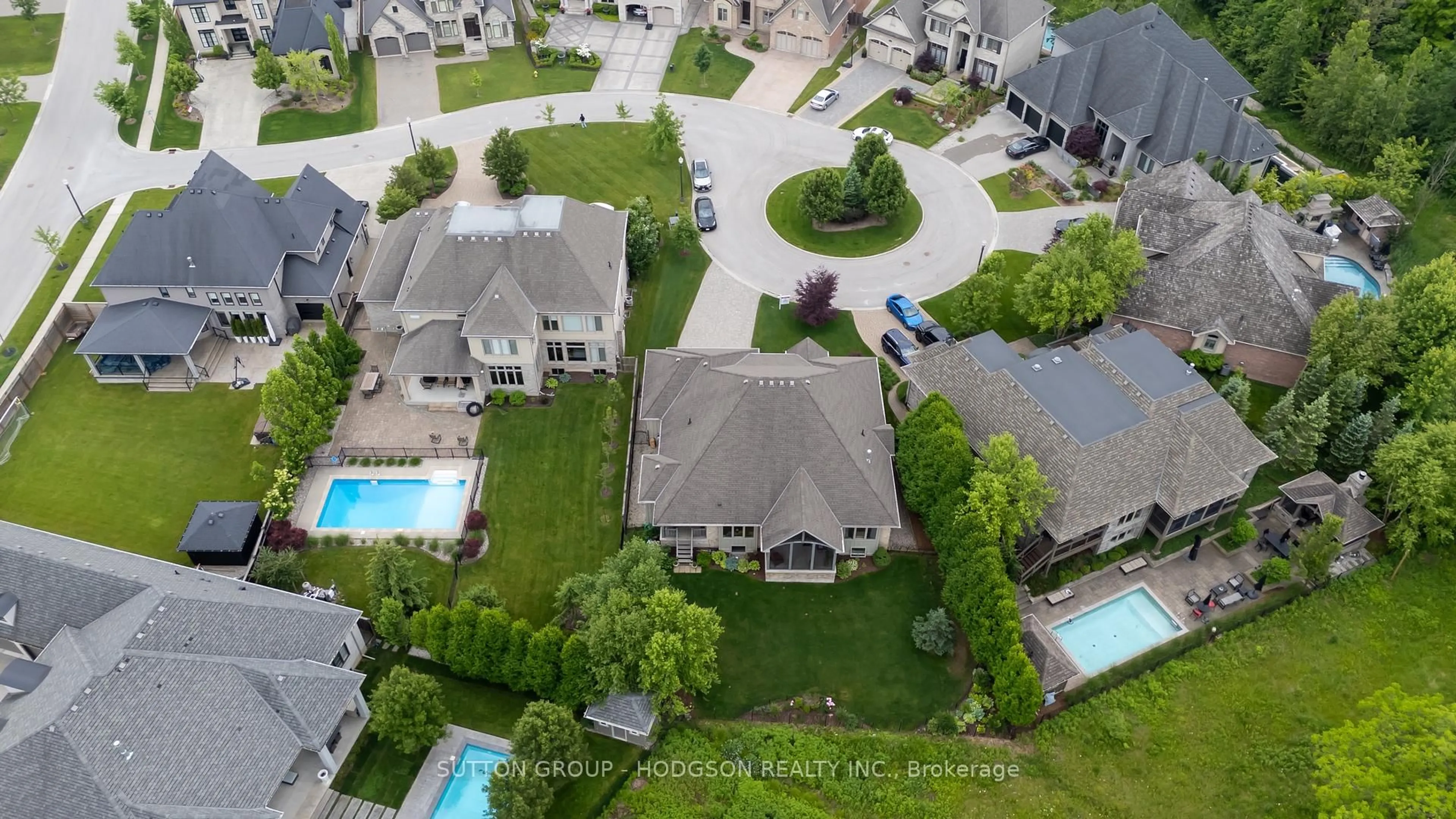 A pic from outside/outdoor area/front of a property/back of a property/a pic from drone, street for 2359 Waterside Crt, London North Ontario N6G 0L9