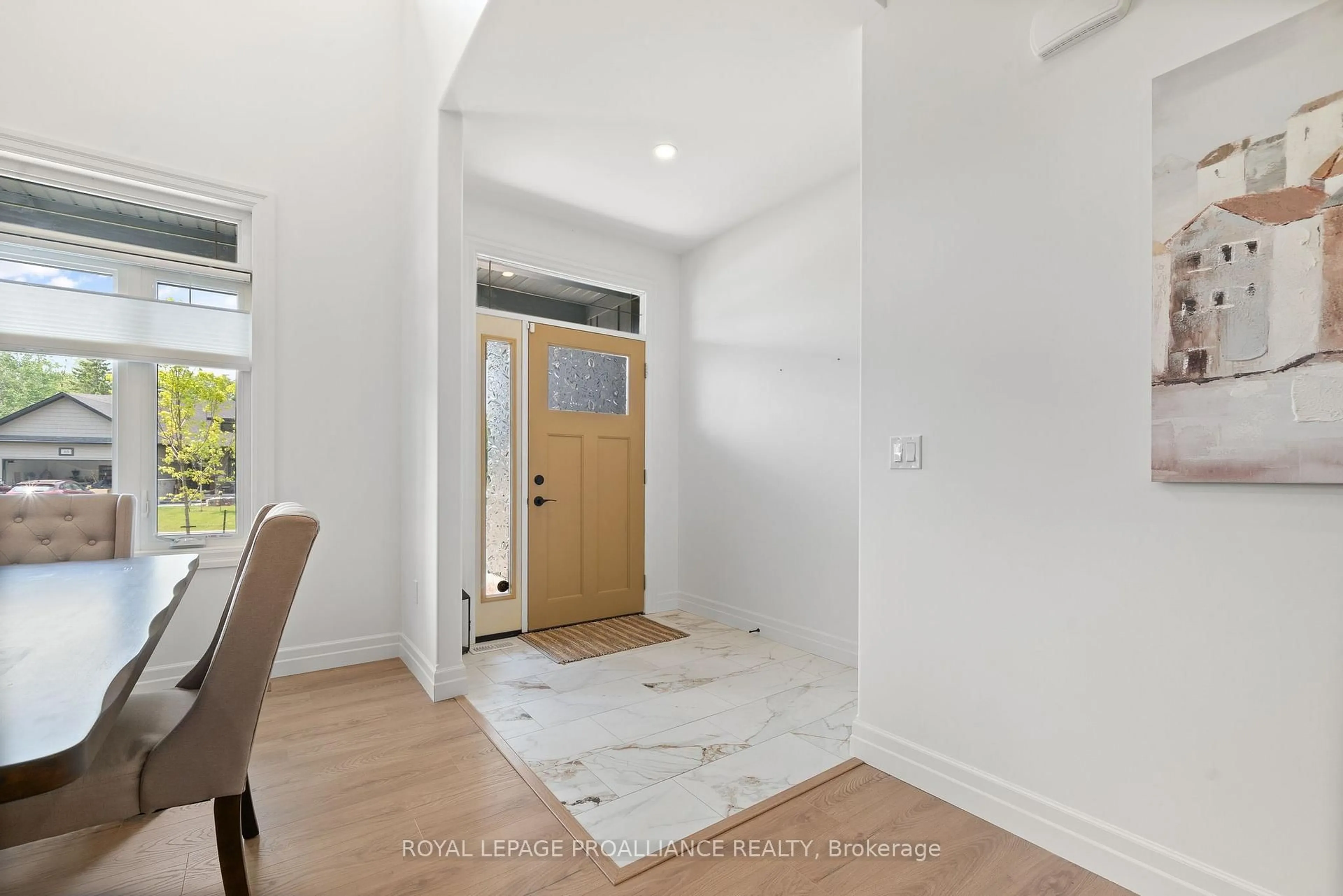 Indoor entryway for 48 Deerview Dr, Quinte West Ontario K8V 0L8
