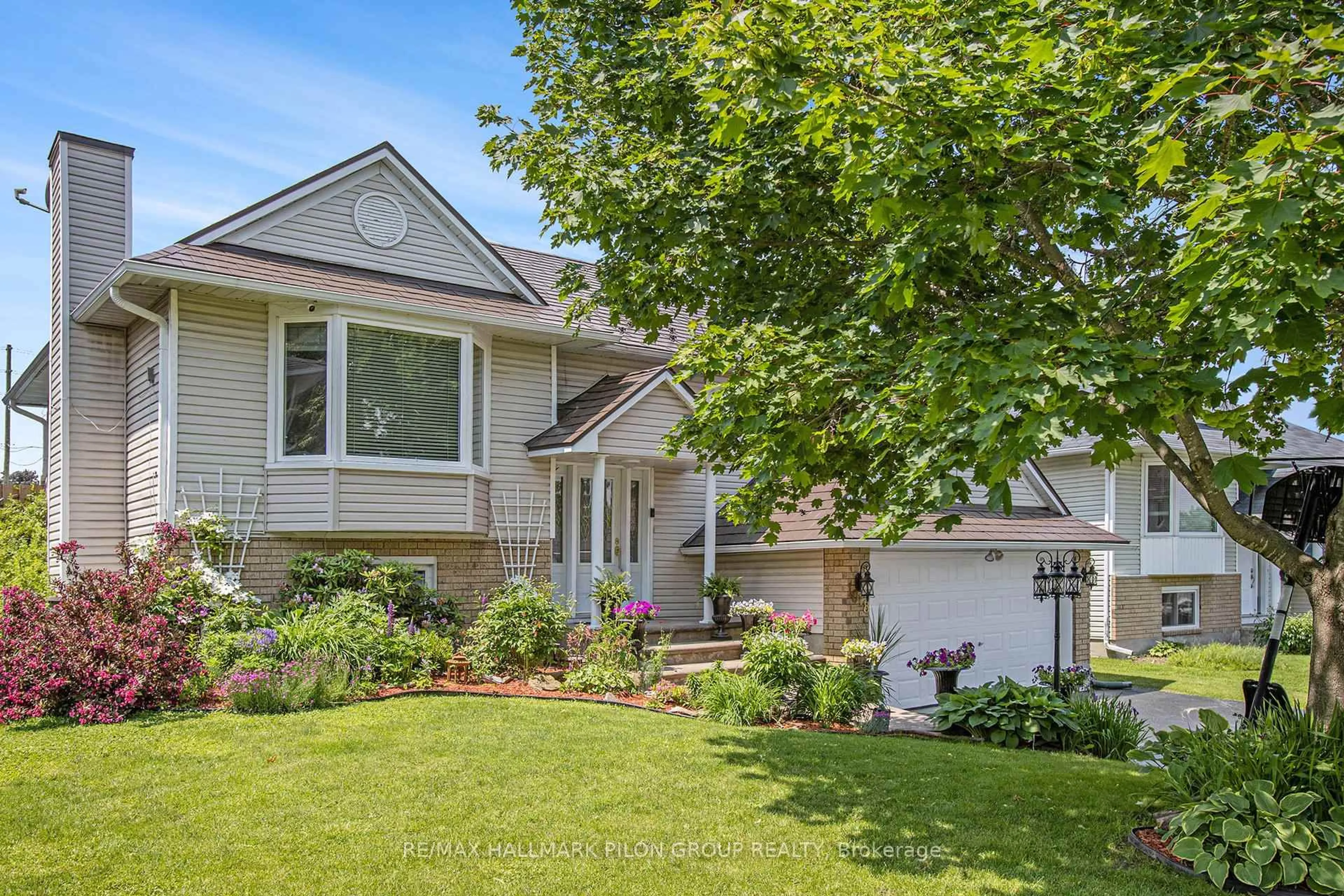 Home with vinyl exterior material, street for 1018 Belvedere Ave, Clarence-Rockland Ontario K4K 1H3