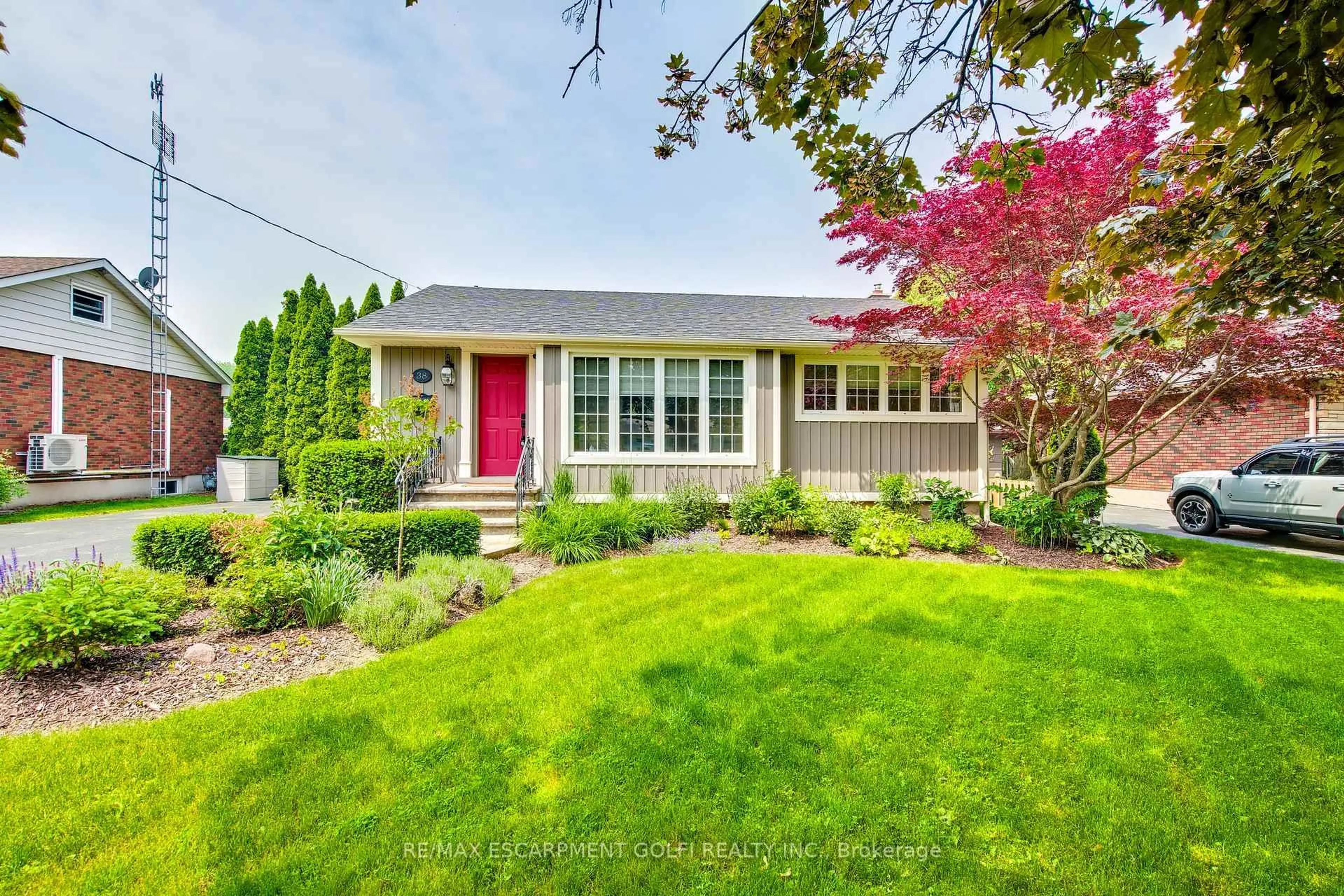 Home with vinyl exterior material, street for 38 Albany Dr, St. Catharines Ontario L2N 3T5