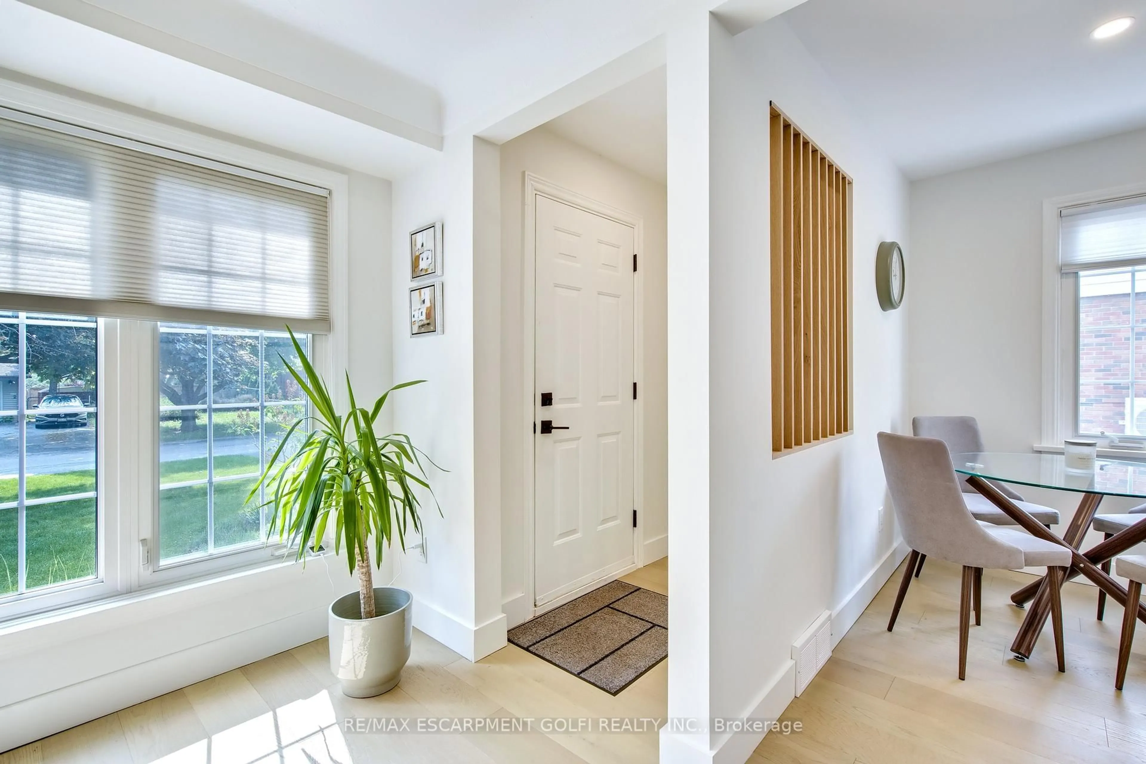 Indoor entryway for 38 Albany Dr, St. Catharines Ontario L2N 3T5
