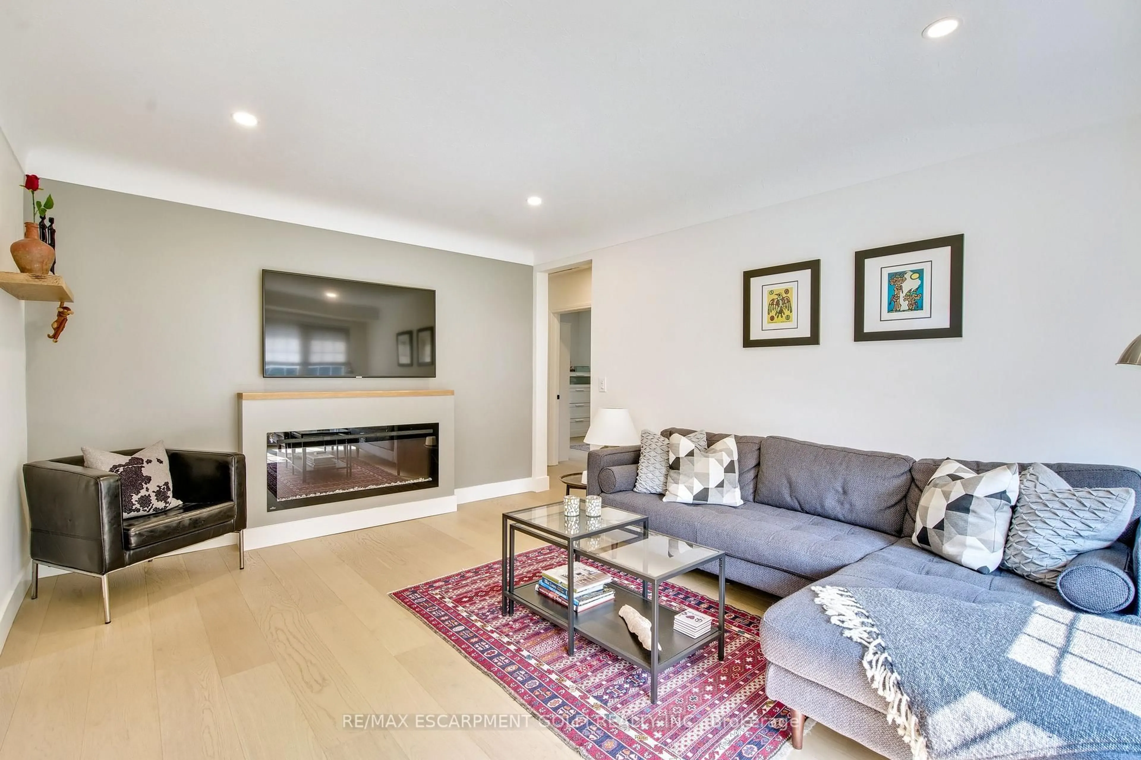 Living room with furniture, unknown for 38 Albany Dr, St. Catharines Ontario L2N 3T5