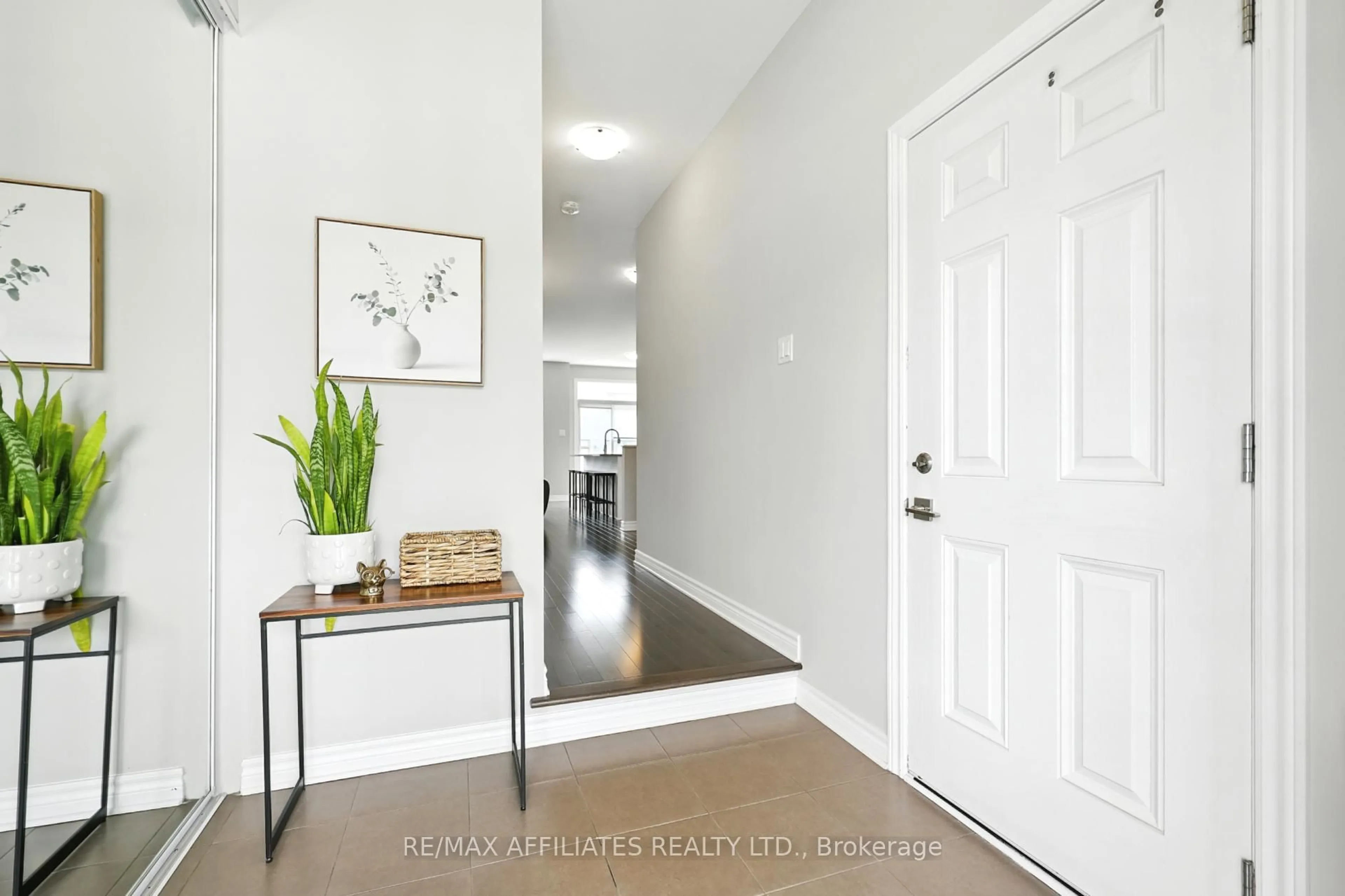 Indoor entryway for 618 Geranium Walk, Stittsville Ontario K2S 2J3