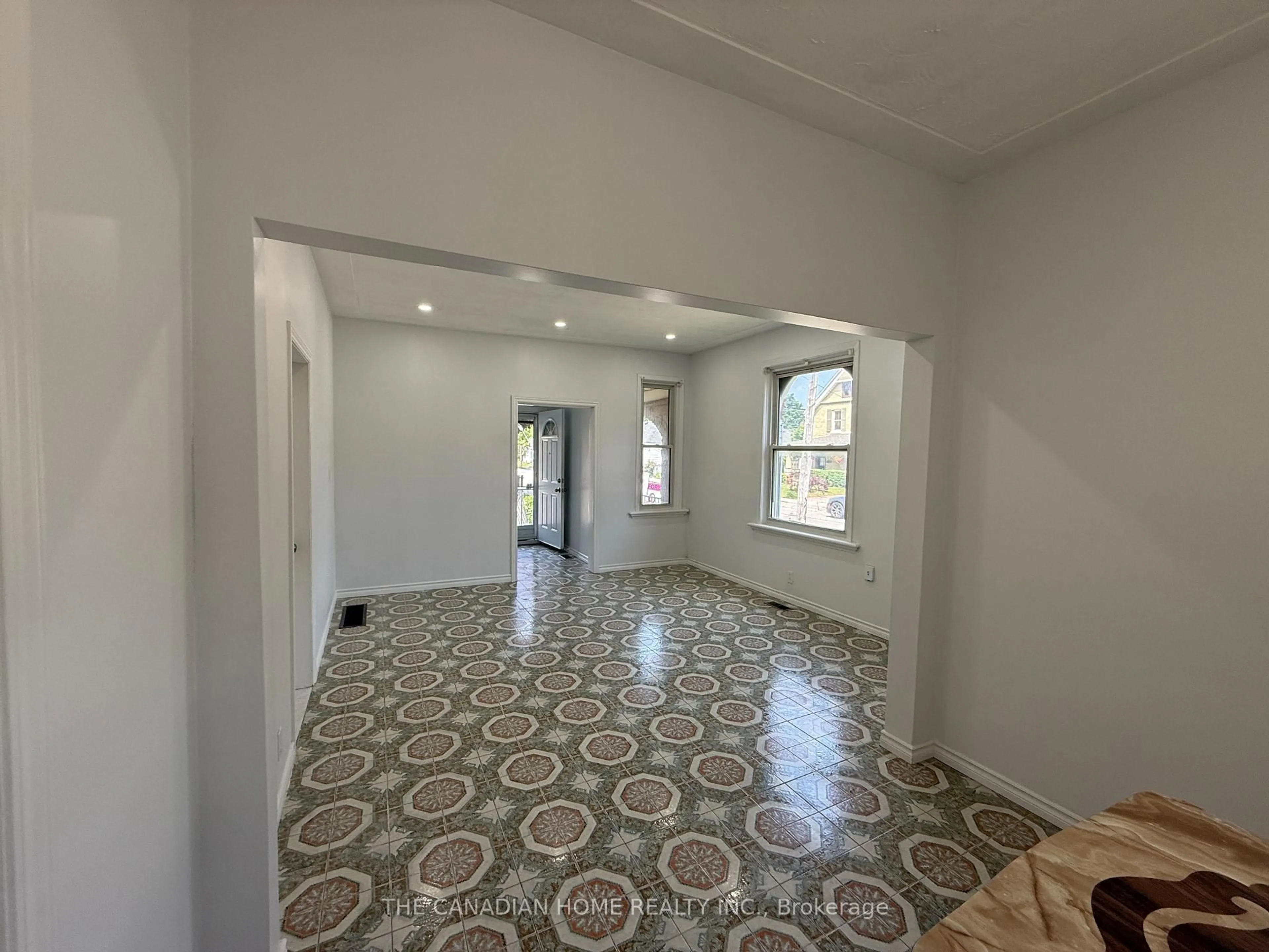 Indoor foyer for 24 HYATT Ave, London East Ontario N5Z 1Y5