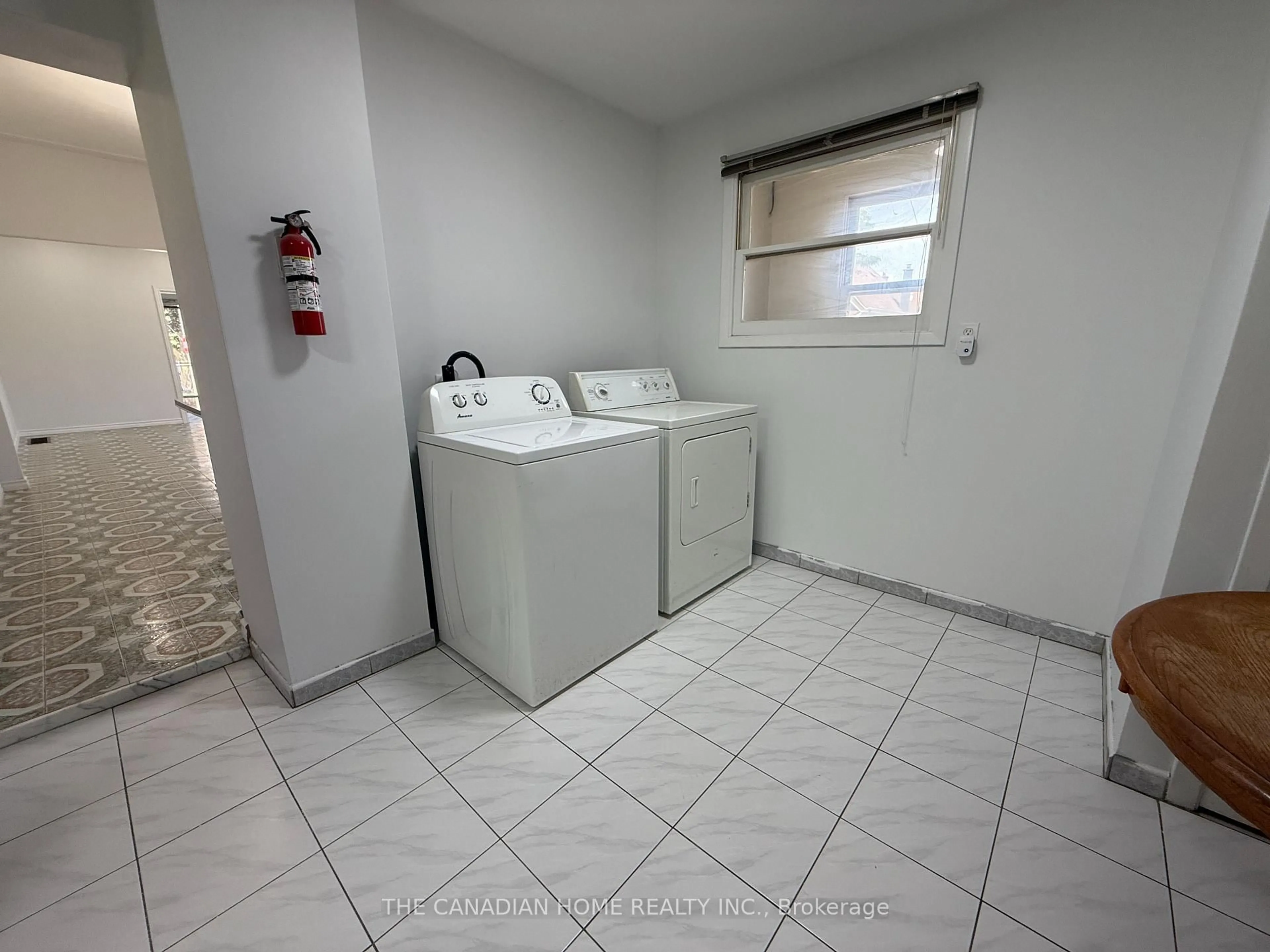 Laundry room for 24 HYATT Ave, London East Ontario N5Z 1Y5