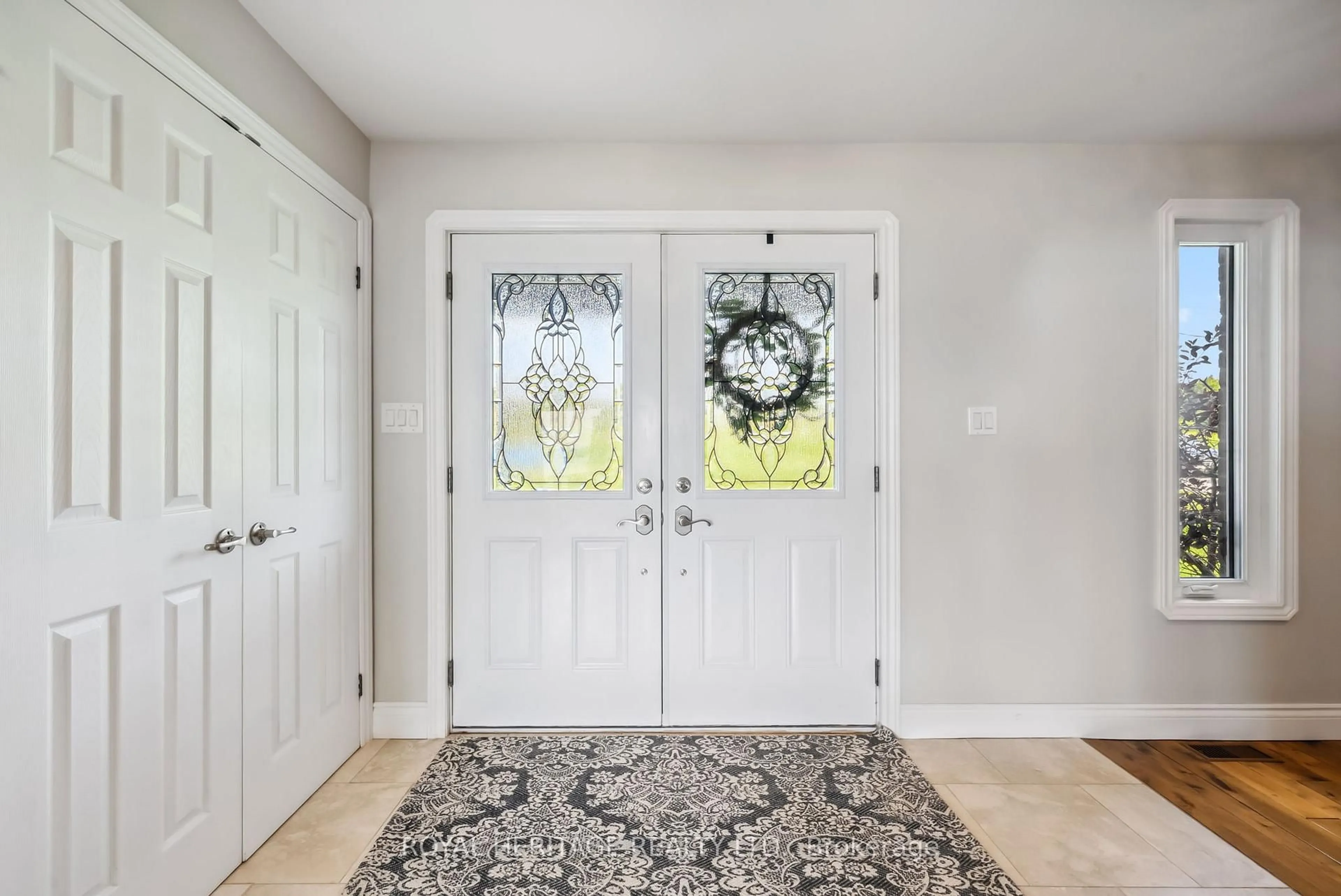 Indoor entryway for 747 Alexander Dr, Selwyn Ontario K0L 1T0