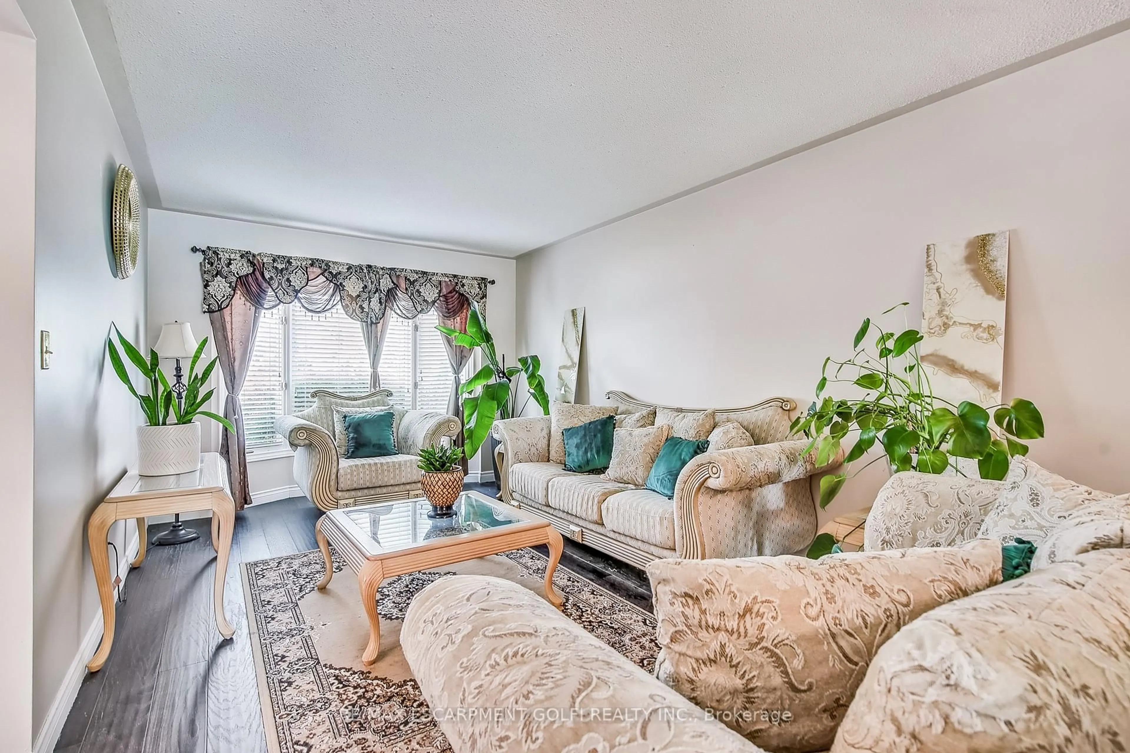 Living room with furniture, carpet floor for 15 Cynthia Crt, Pelham Ontario L0S 1E1