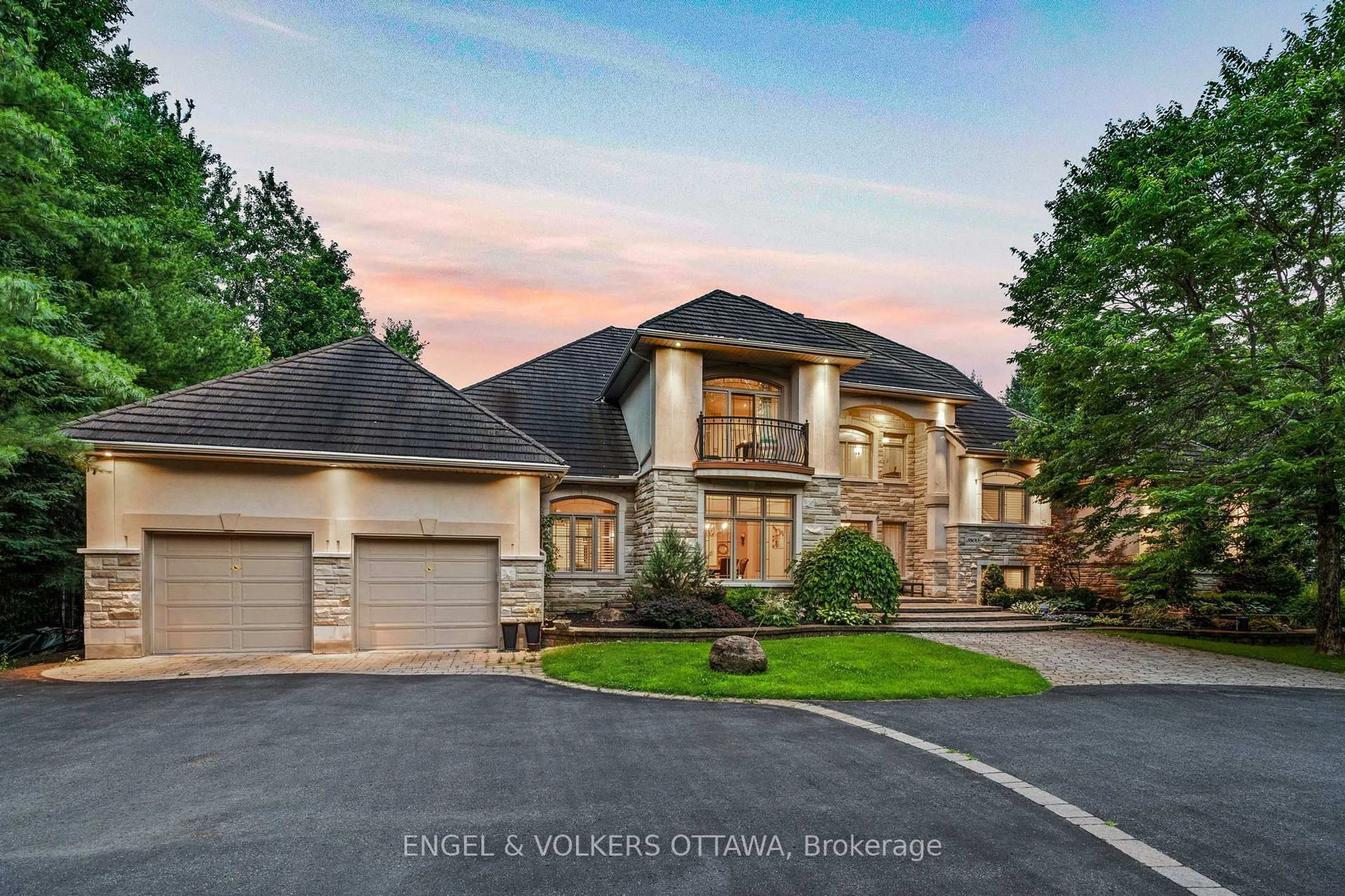 A pic from outside/outdoor area/front of a property/back of a property/a pic from drone, street for 5800 QUEENSCOURT Cres, Ottawa Ontario K4M 1K3