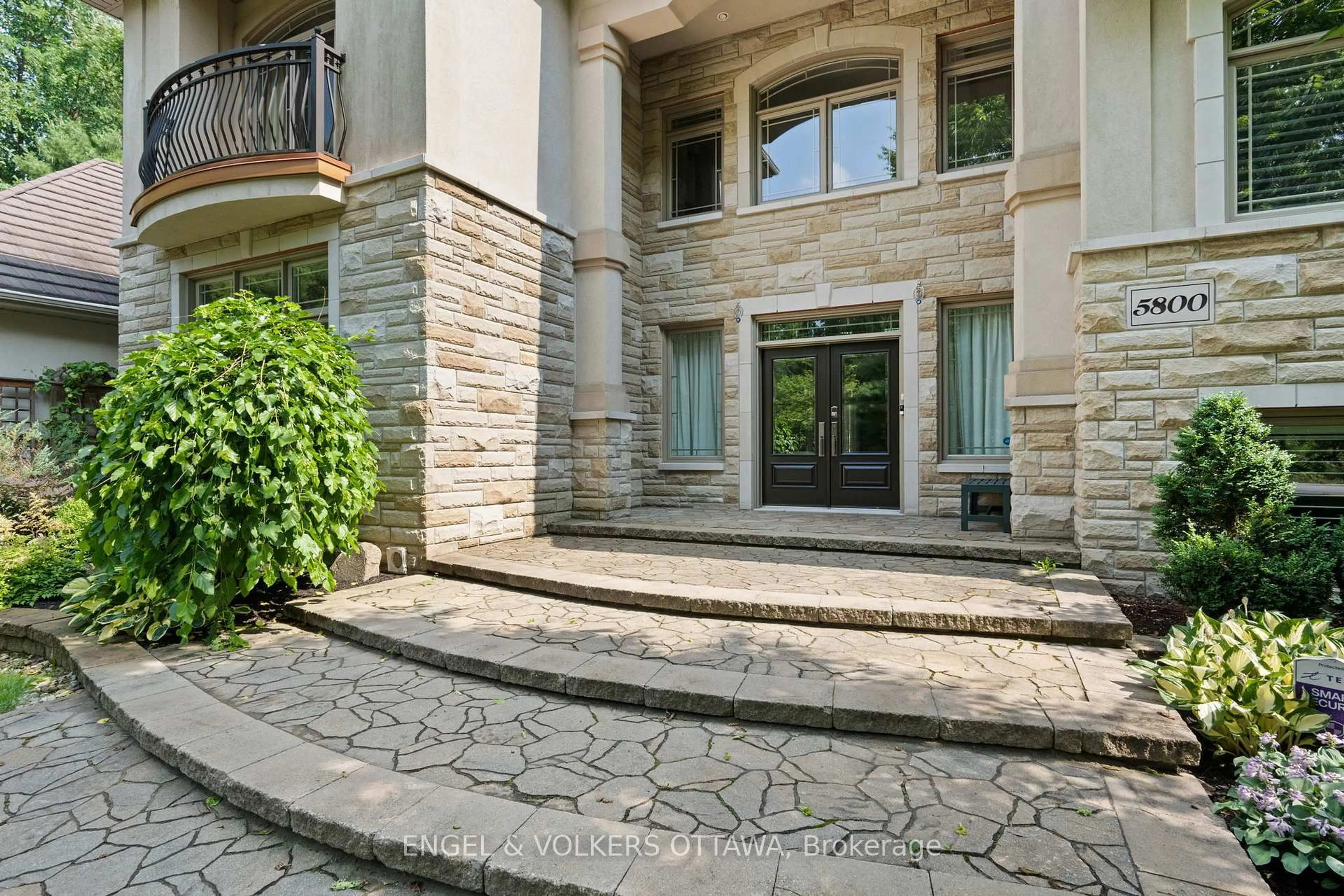 Unknown for 5800 QUEENSCOURT Cres, Ottawa Ontario K4M 1K3