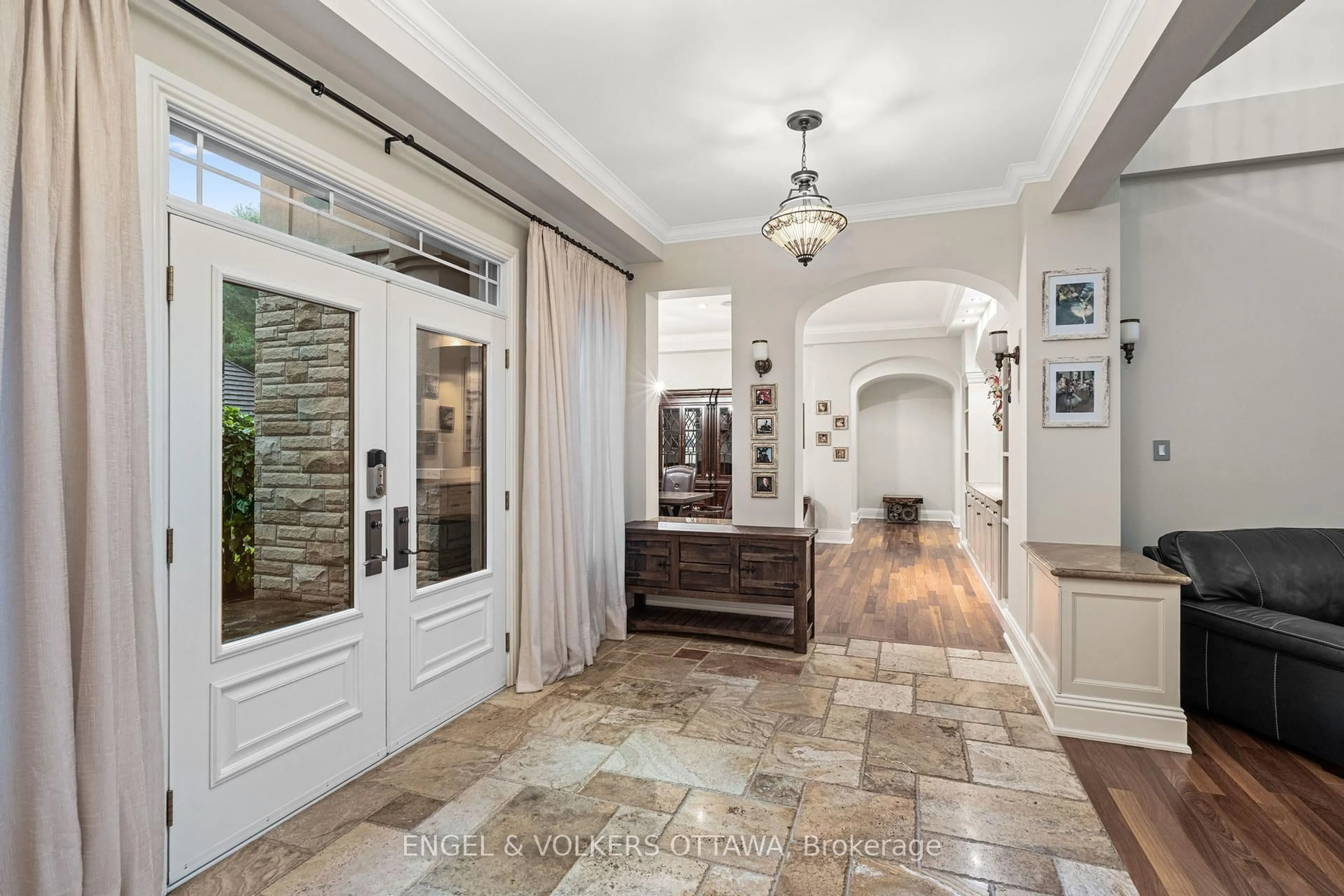 Indoor entryway for 5800 QUEENSCOURT Cres, Ottawa Ontario K4M 1K3
