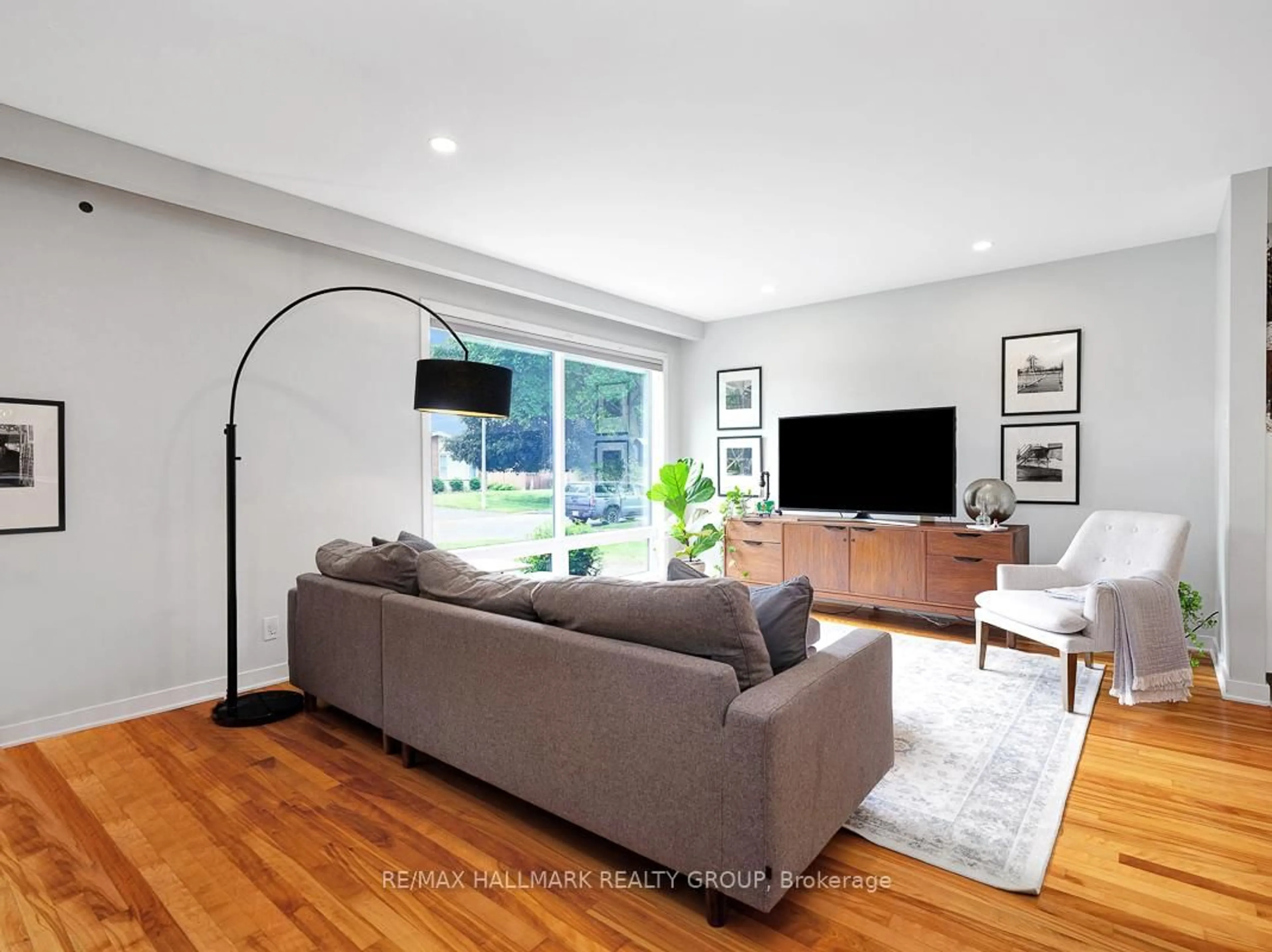 Living room with furniture, unknown for 2447 Magnus Ave, Ottawa Ontario K1G 1J7
