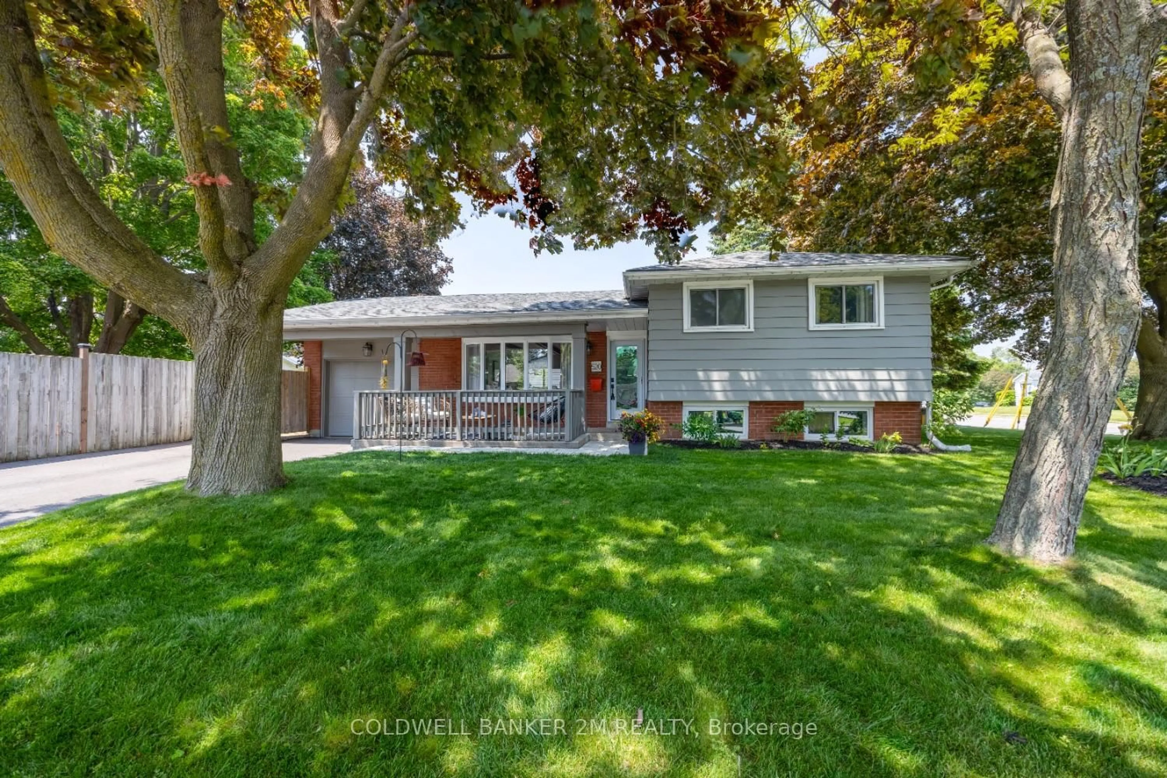 Home with vinyl exterior material, street for 520 Carlisle St, Cobourg Ontario K9A 1X4