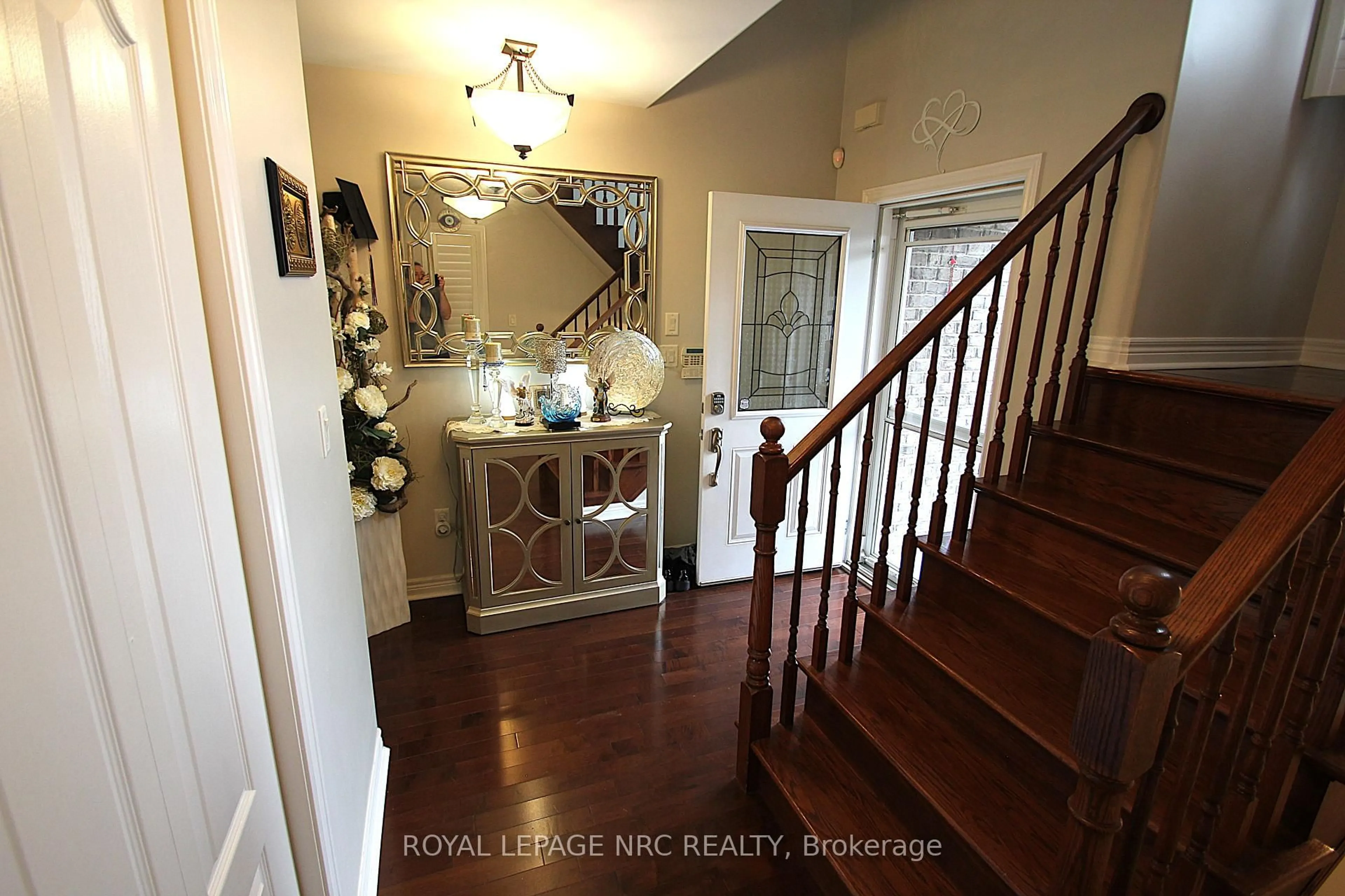 Indoor entryway for 55 Permilla St, St. Catharines Ontario L2S 2G4