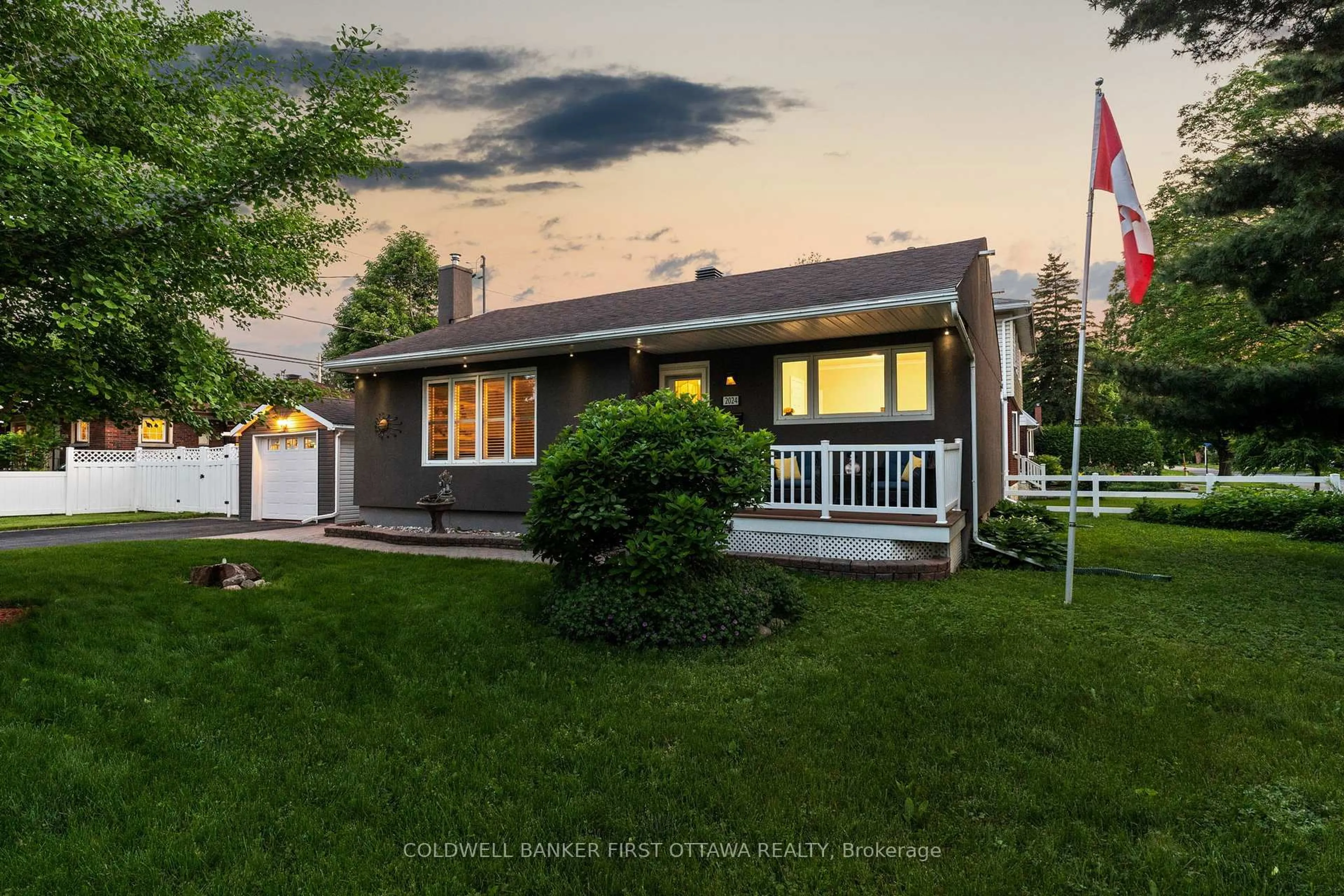 A pic from outside/outdoor area/front of a property/back of a property/a pic from drone, street for 2024 Corry St, Ottawa Ontario K1G 2M5