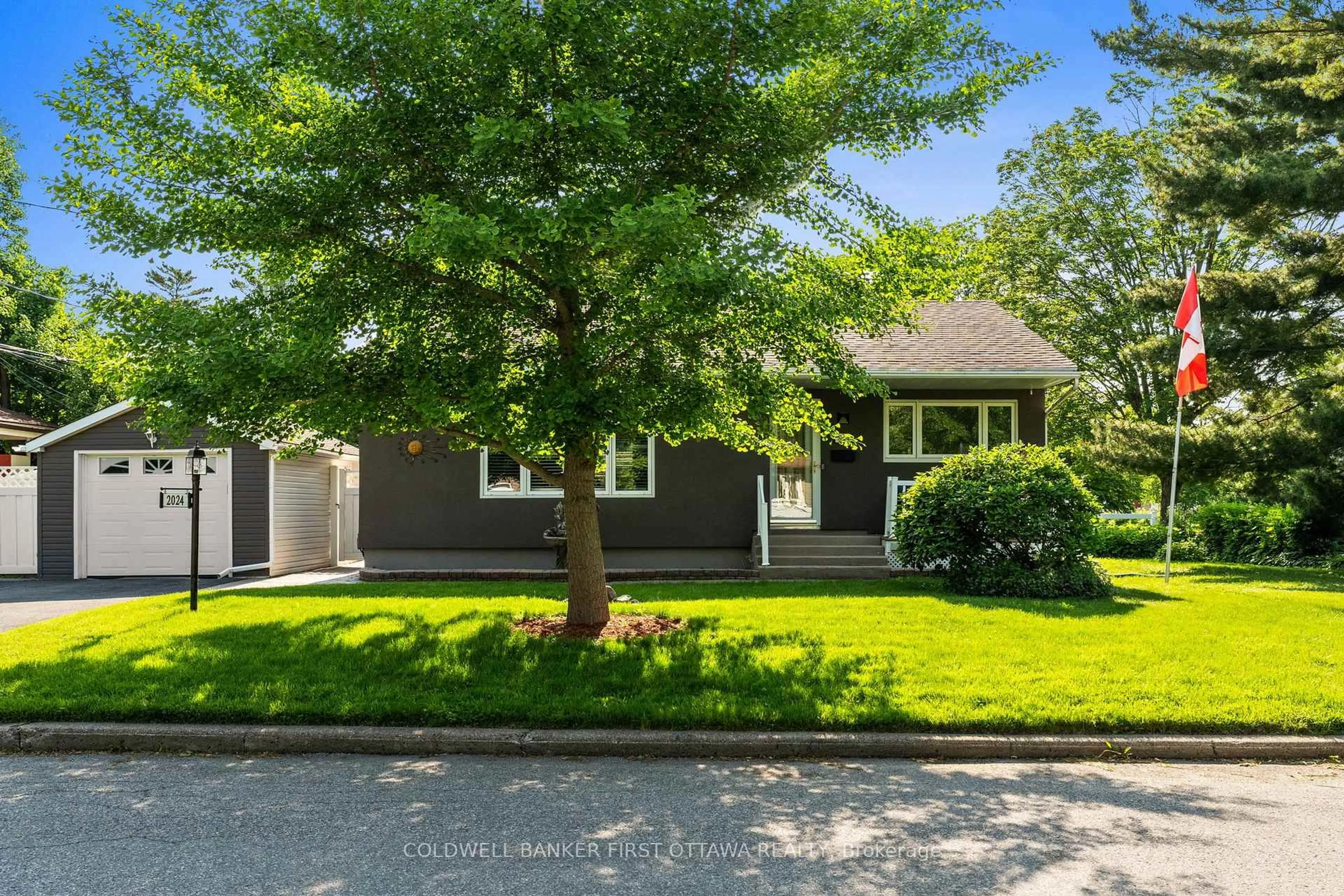 Home with vinyl exterior material, street for 2024 Corry St, Ottawa Ontario K1G 2M5