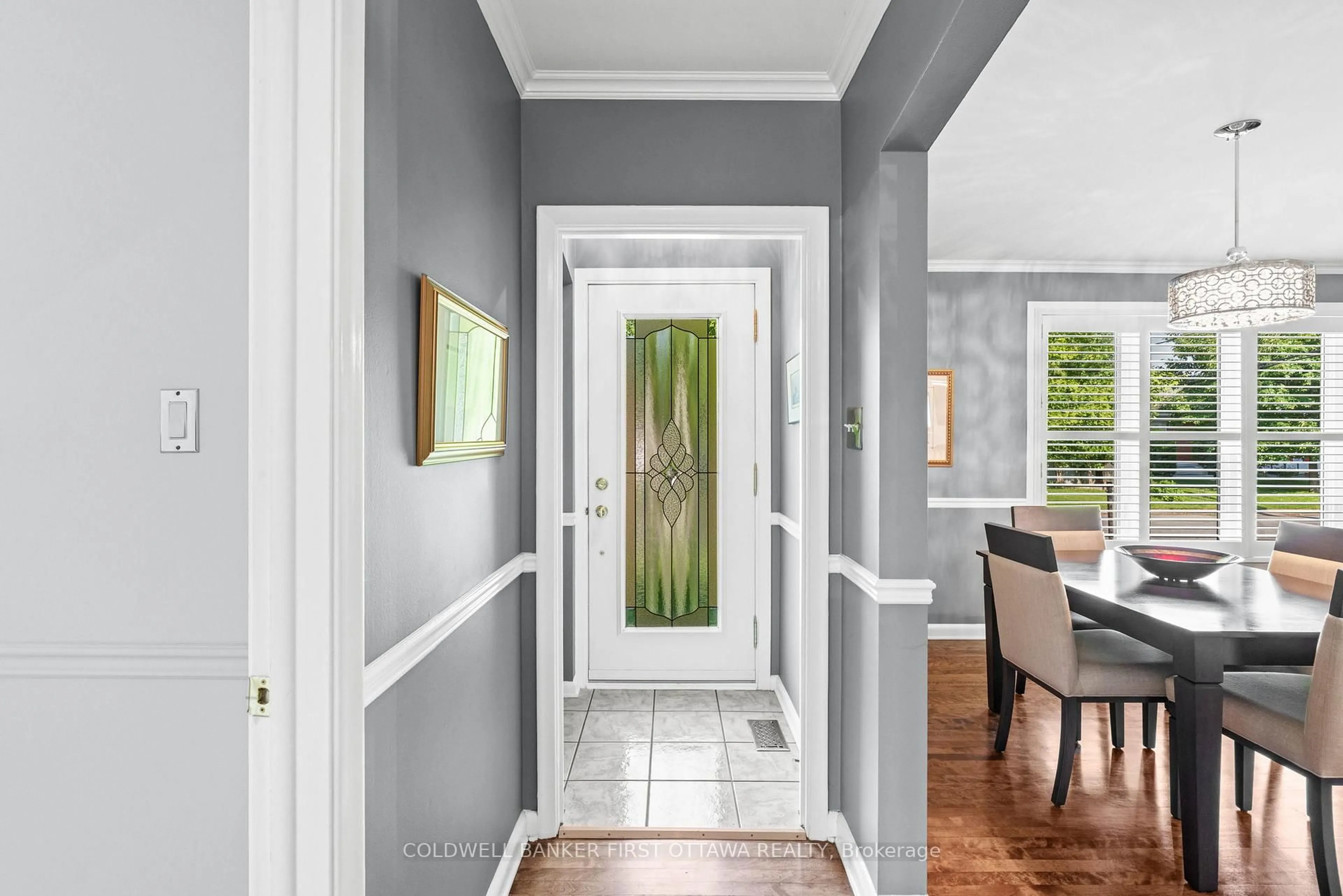 Indoor entryway for 2024 Corry St, Ottawa Ontario K1G 2M5