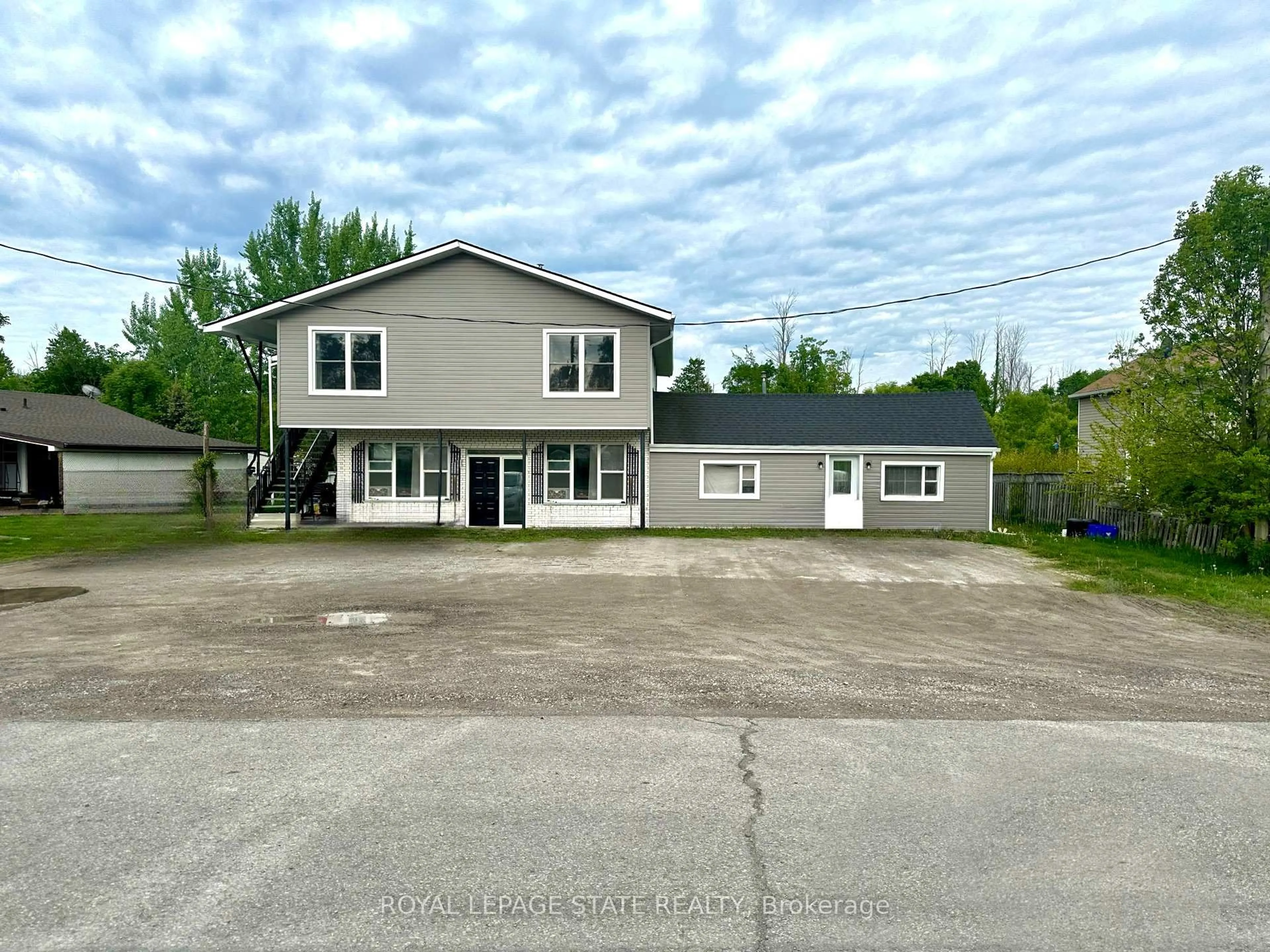 A pic from outside/outdoor area/front of a property/back of a property/a pic from drone, building for 1572 North Shore Dr, Haldimand Ontario N0A 1K0